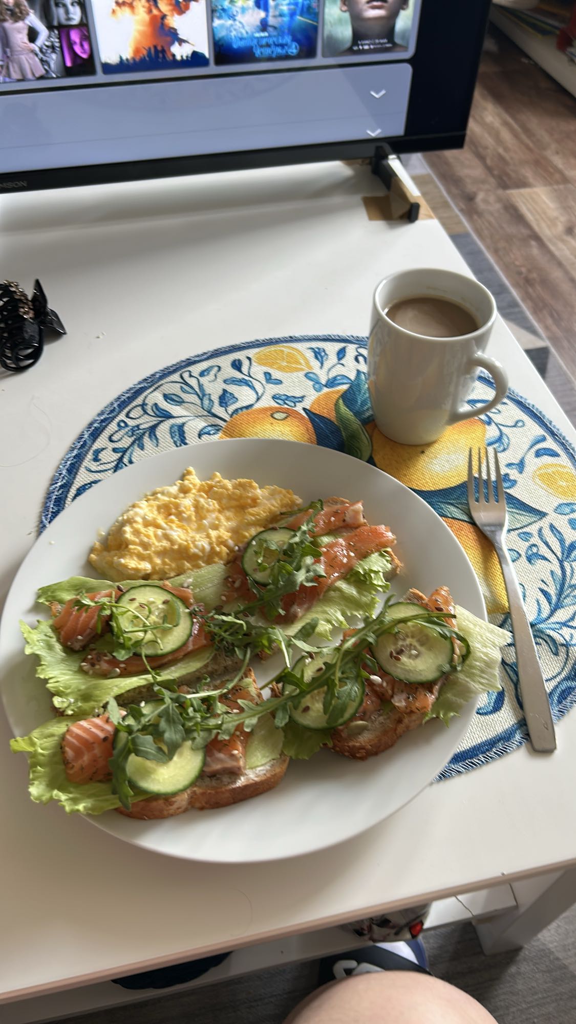 Бутерброды с лососем и яичница