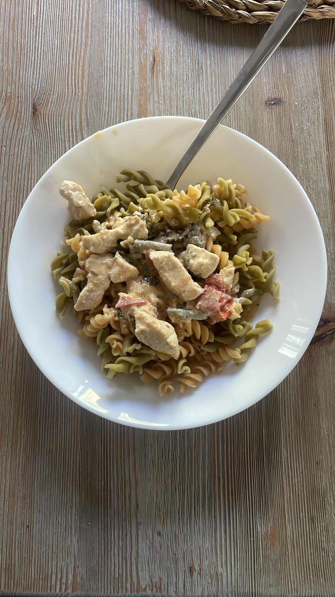 Makaron z kurczakiem i warzywami w sosie serowym z fetą i gorgonzolą