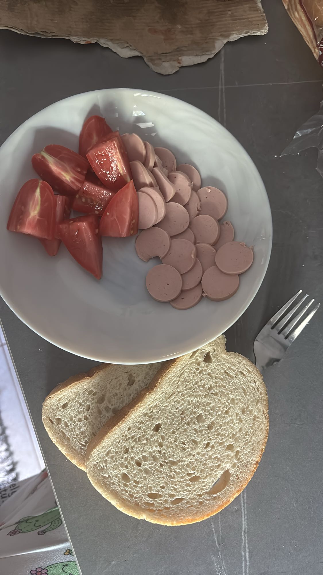 Domatesli salamlı ekmek