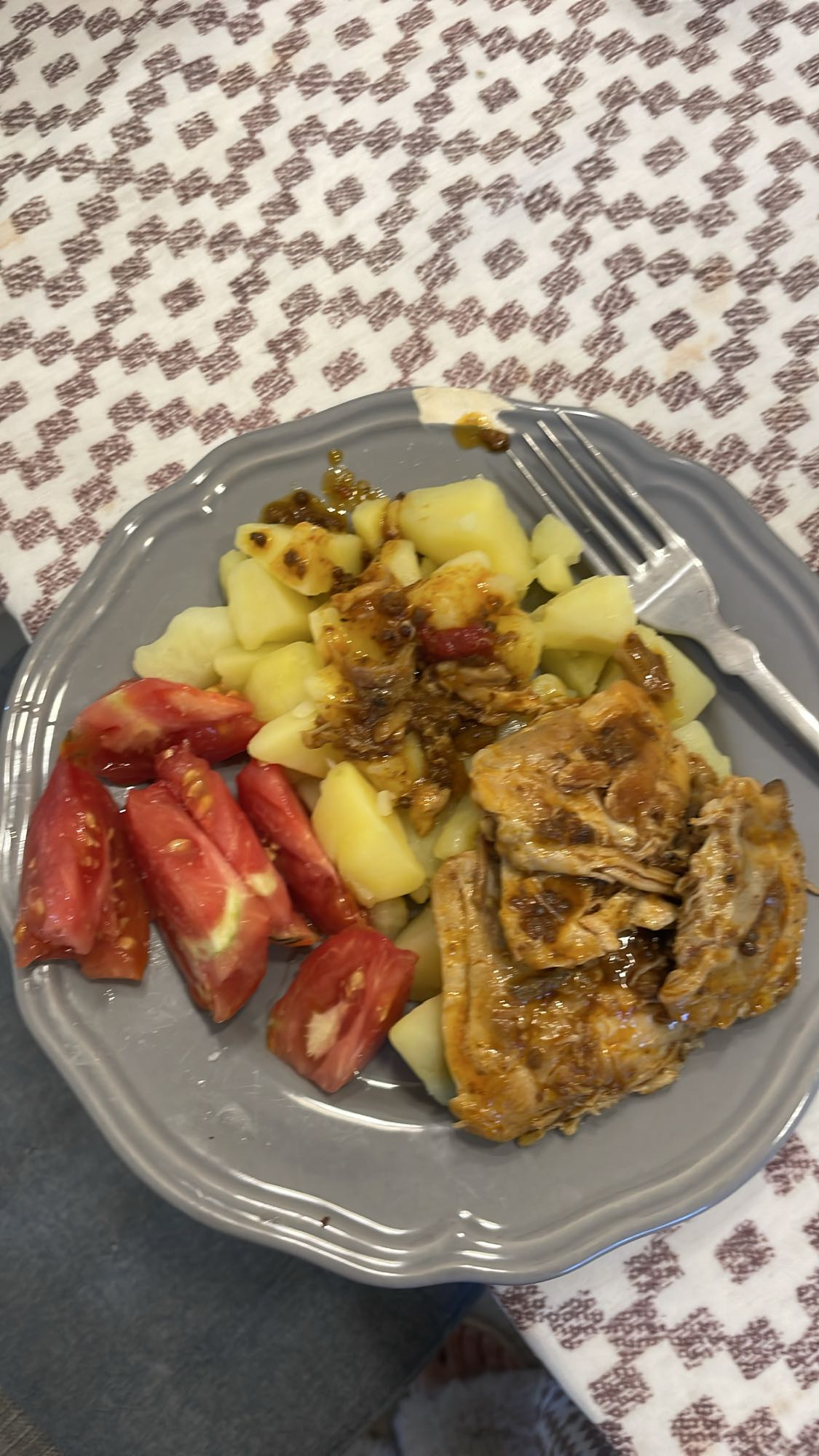 Cartofi cu carne și roșii