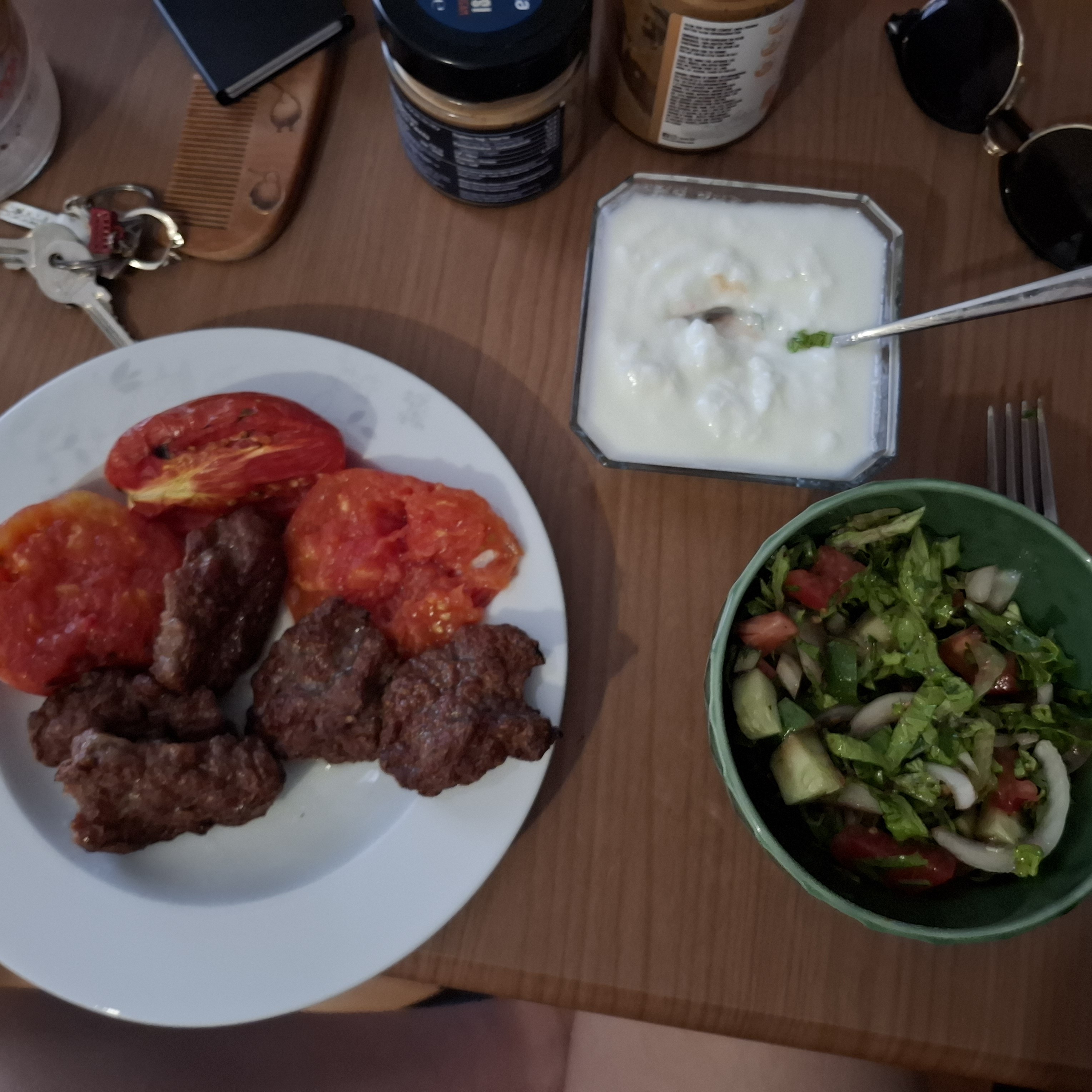 Meatballs with salad & yogurt