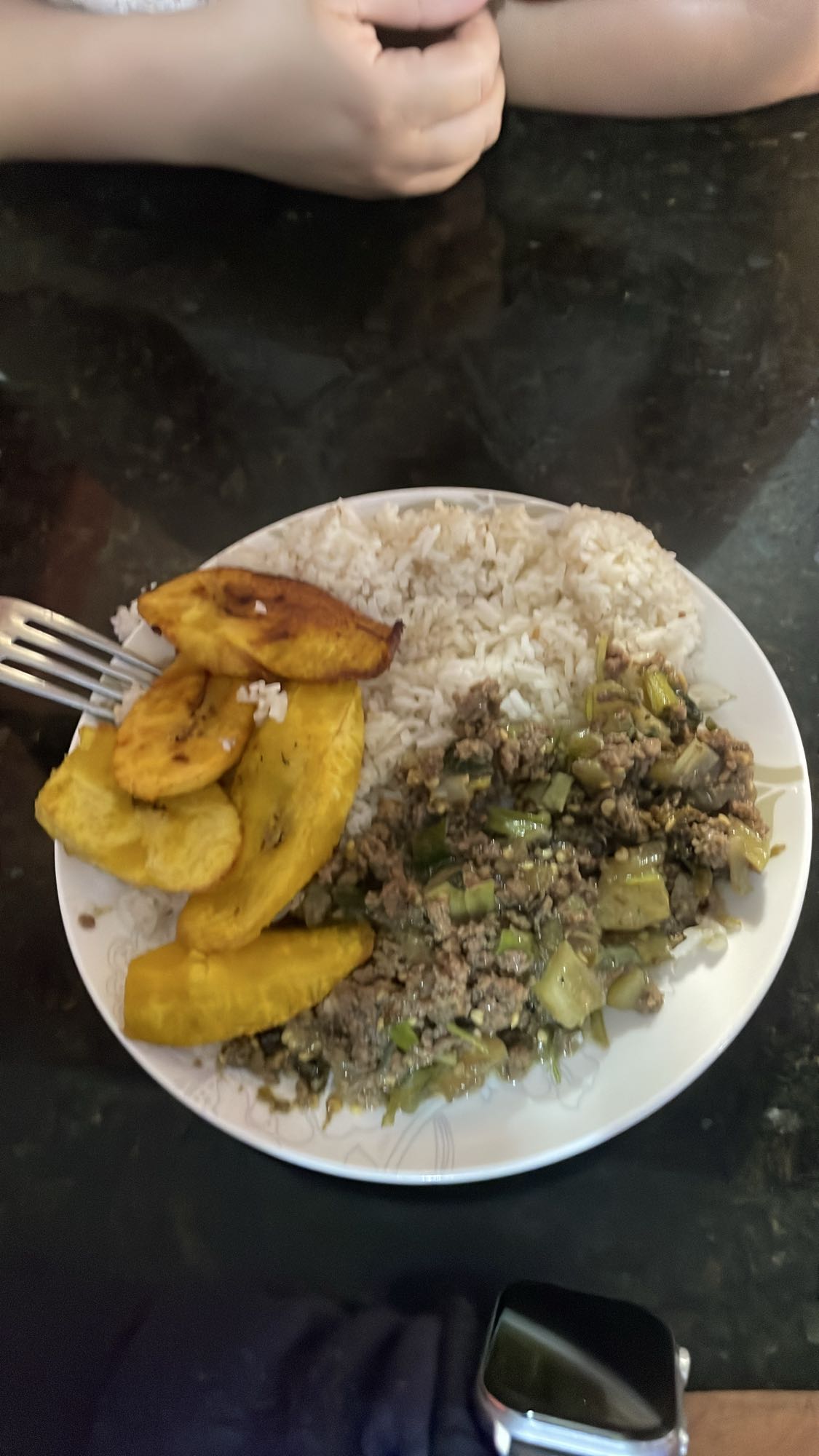 Arroz, plátano y carne molida