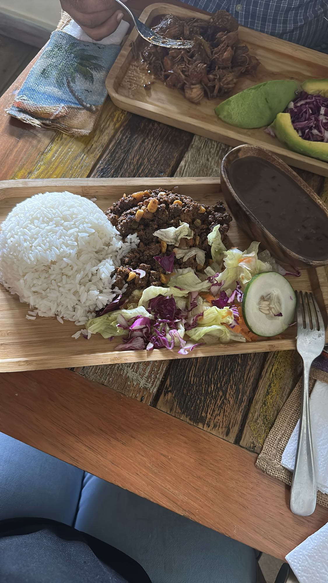 Arroz, carne molida y ensalada