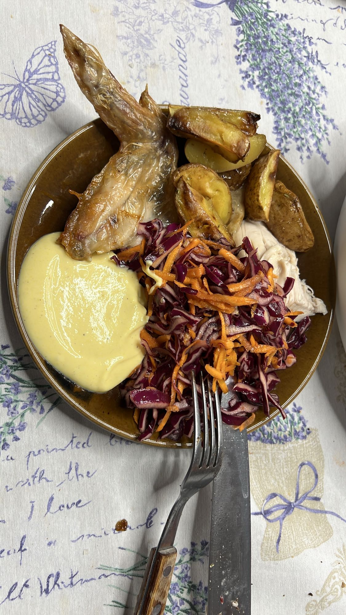 Pui cu cartofi și salată