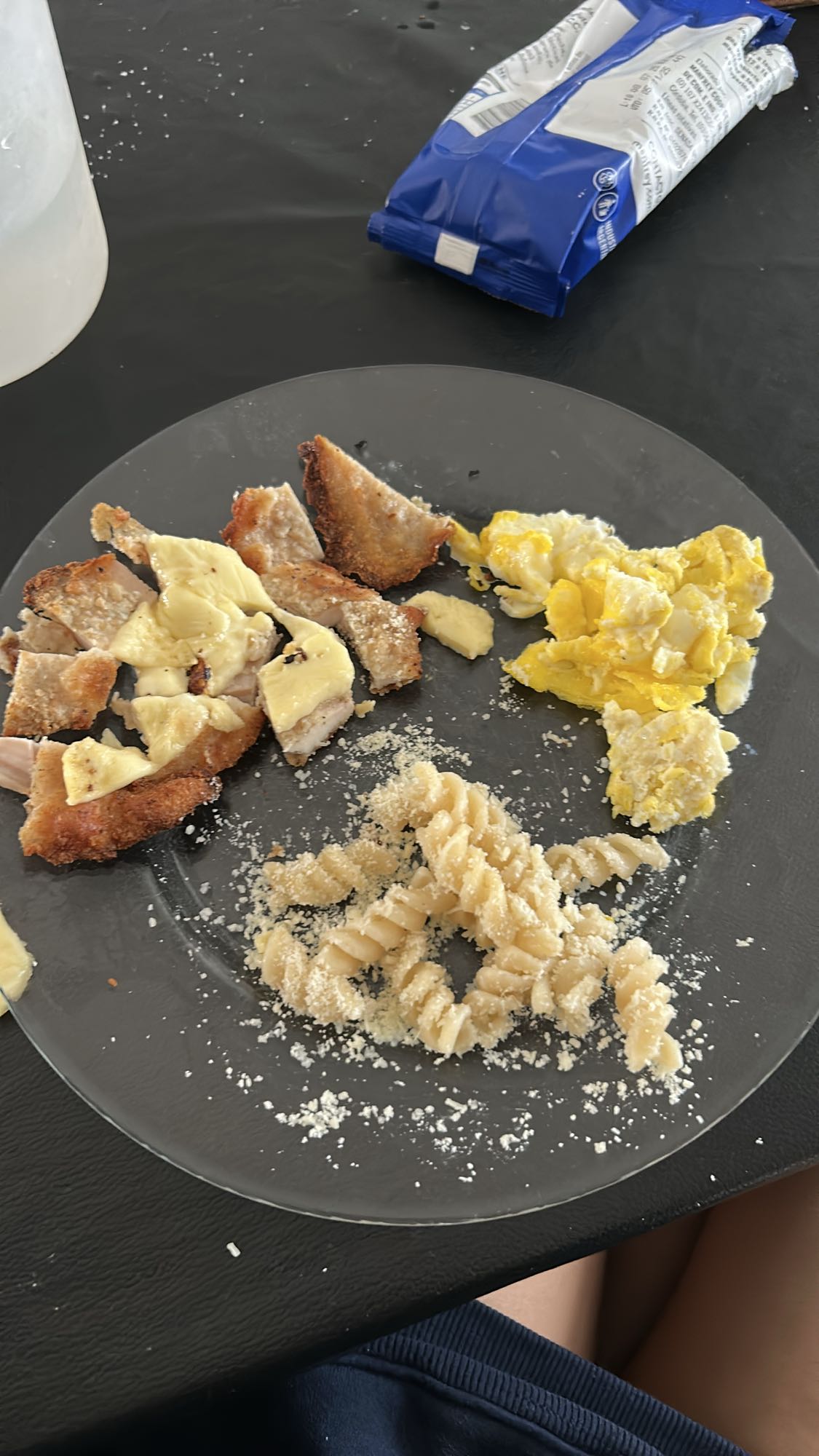 Pollo, huevos y pasta