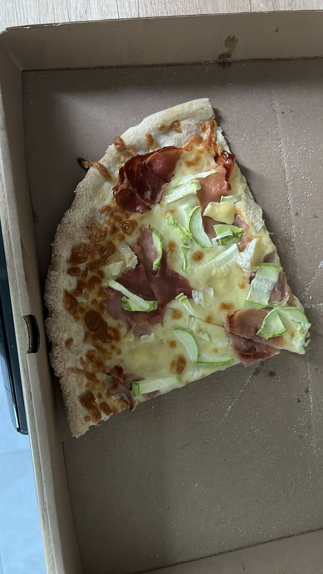 Felie de pizza cu șuncă