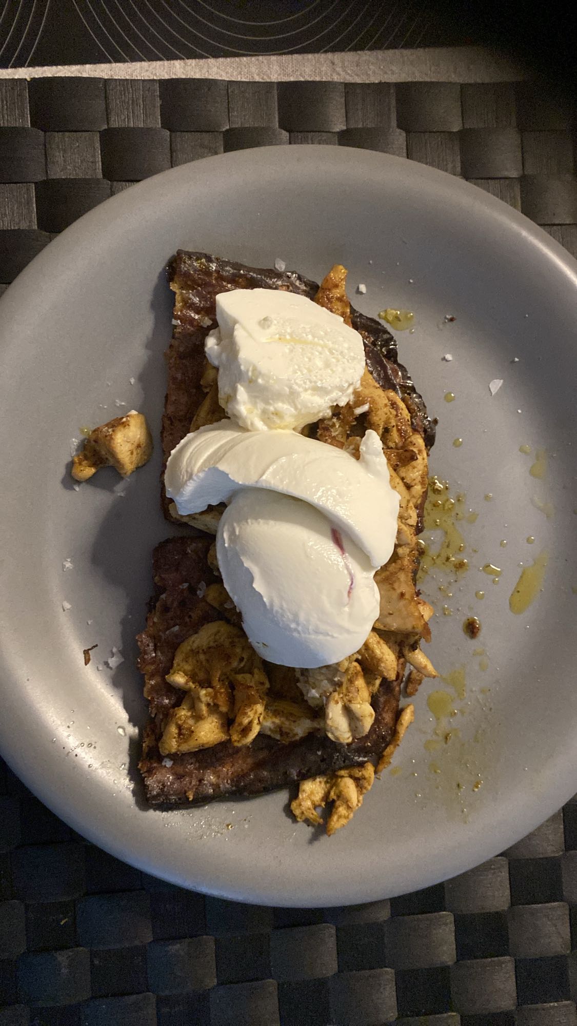 Kyckling på köttbröd med yoghurt