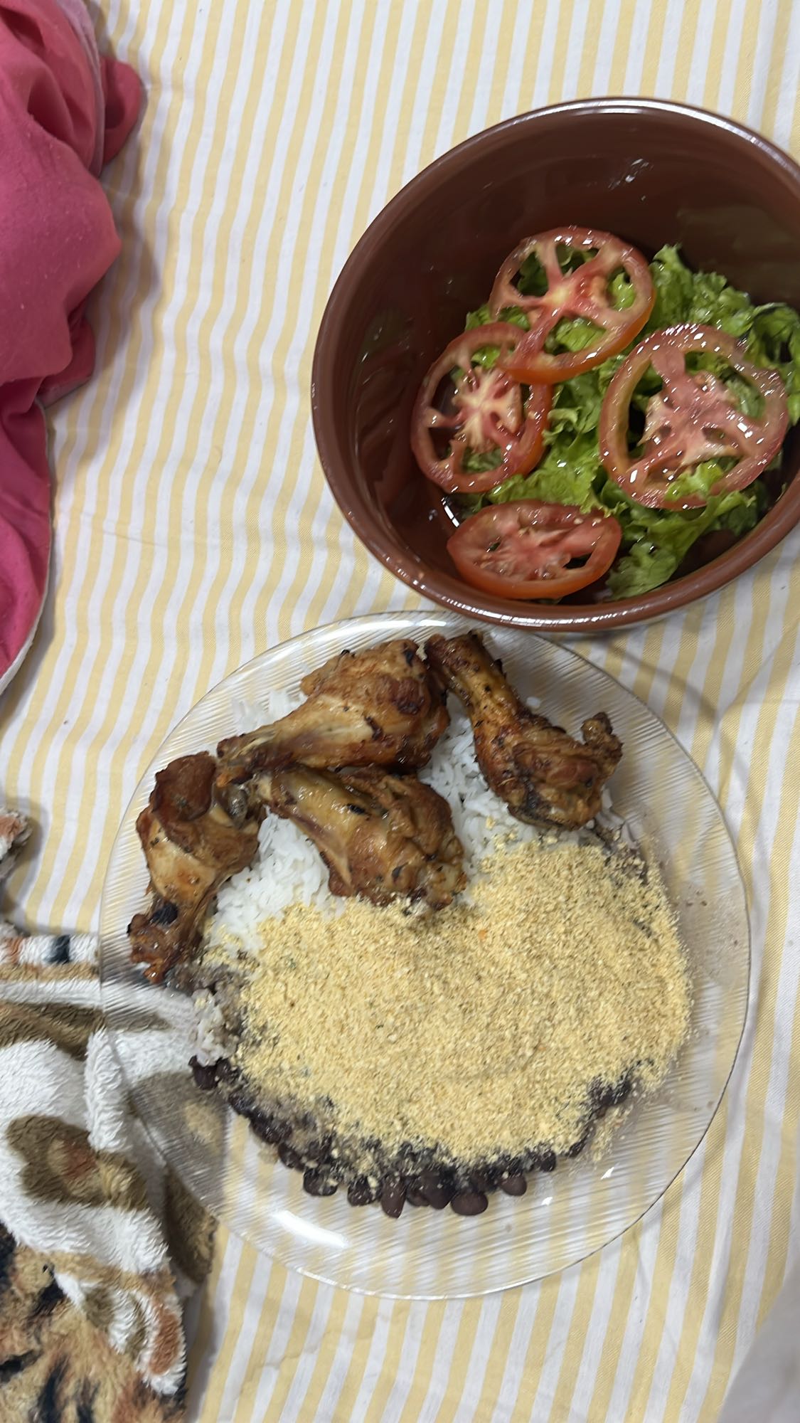 Frango com arroz e salada