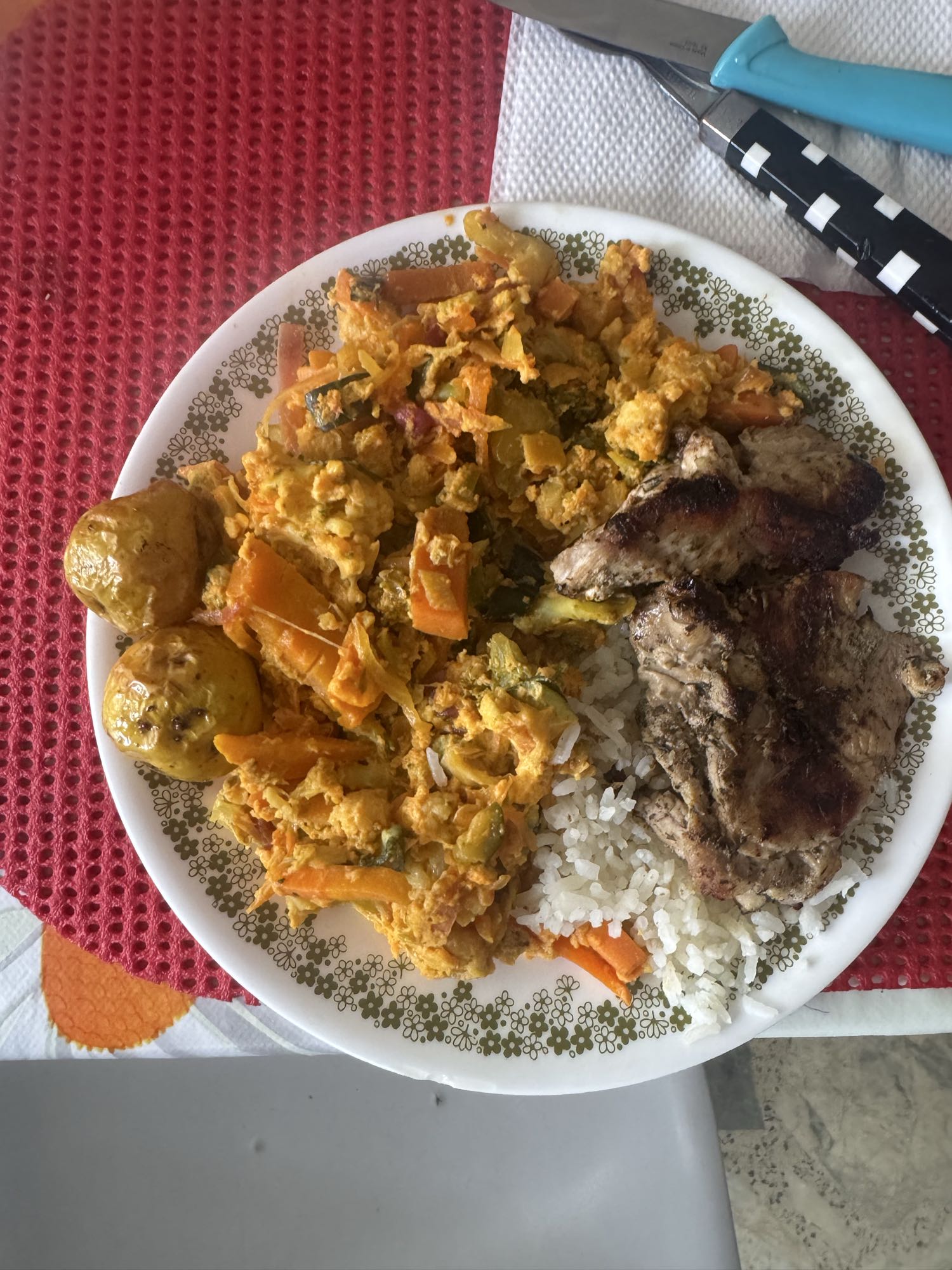 Pollo, arroz y revuelto