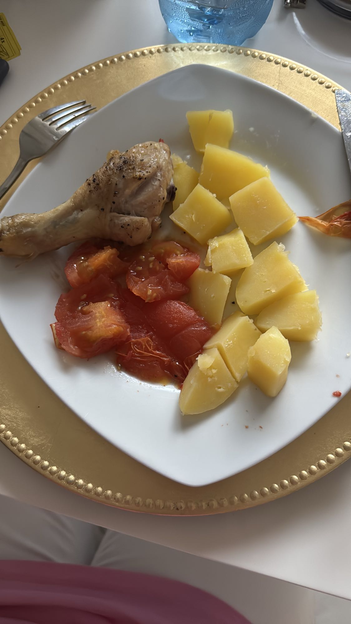 Kip, aardappel en tomaat bord