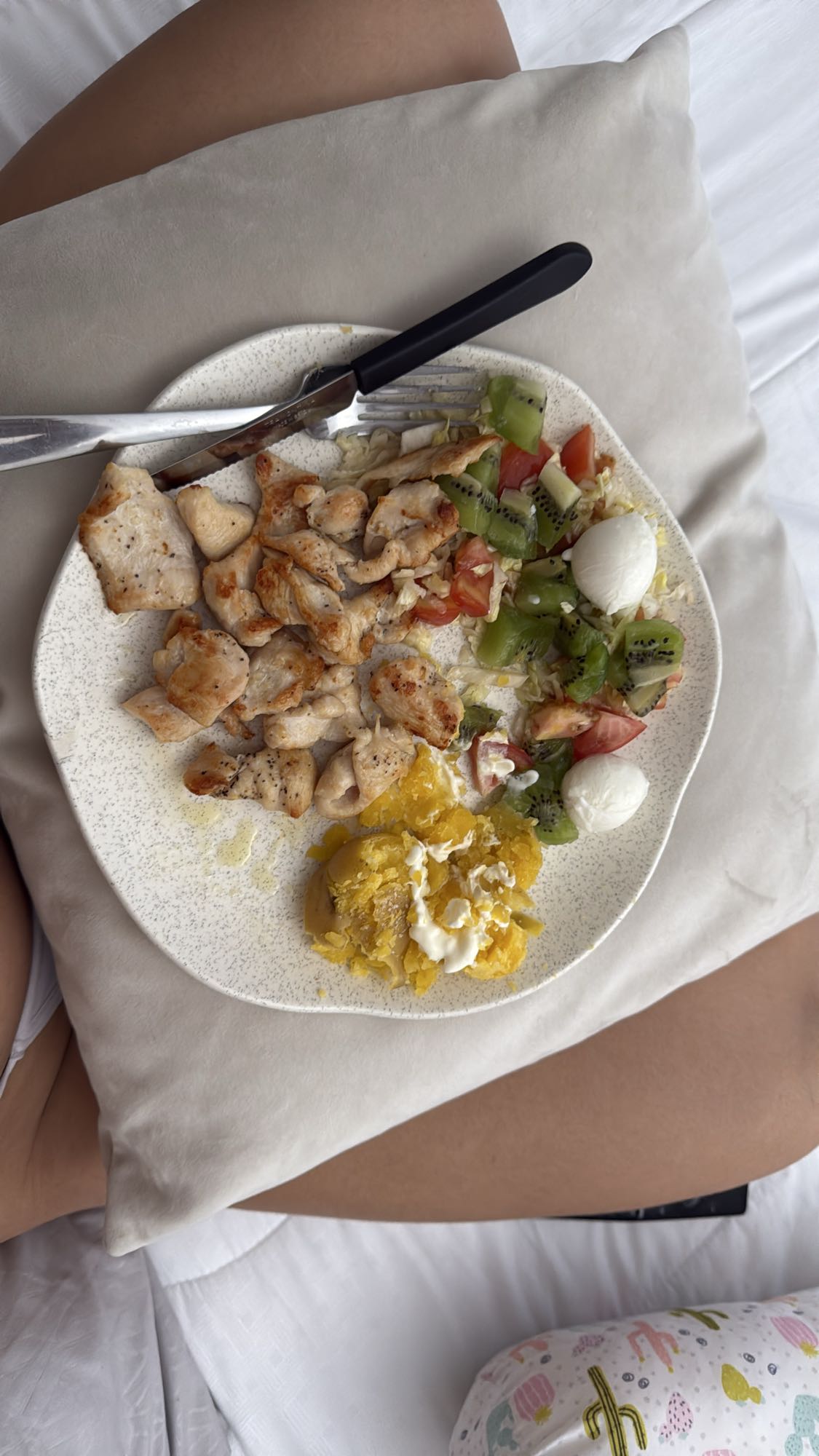 Pollo con ensalada y plátano