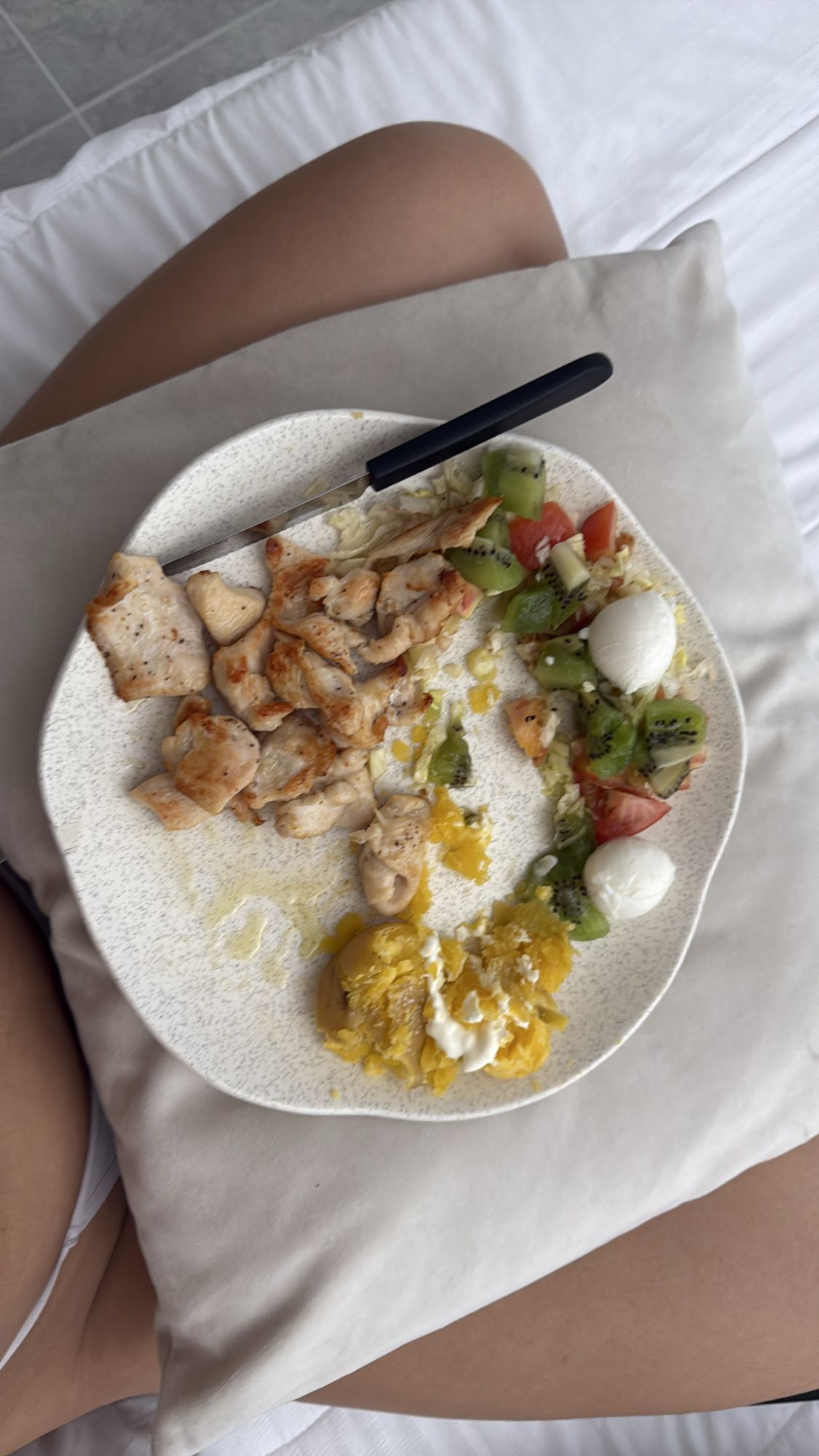 Pollo con ensalada y plátano