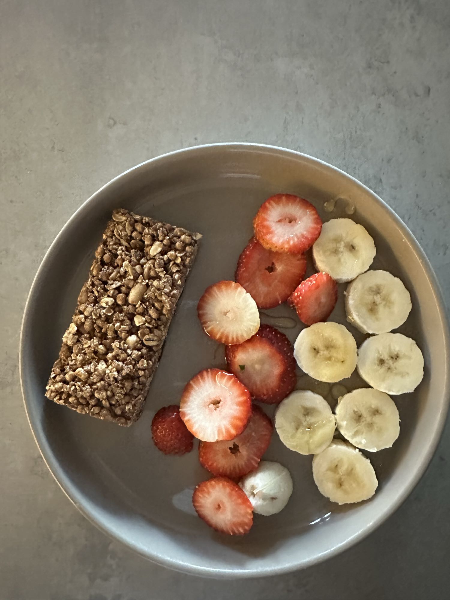 Fruta con barra de cereal