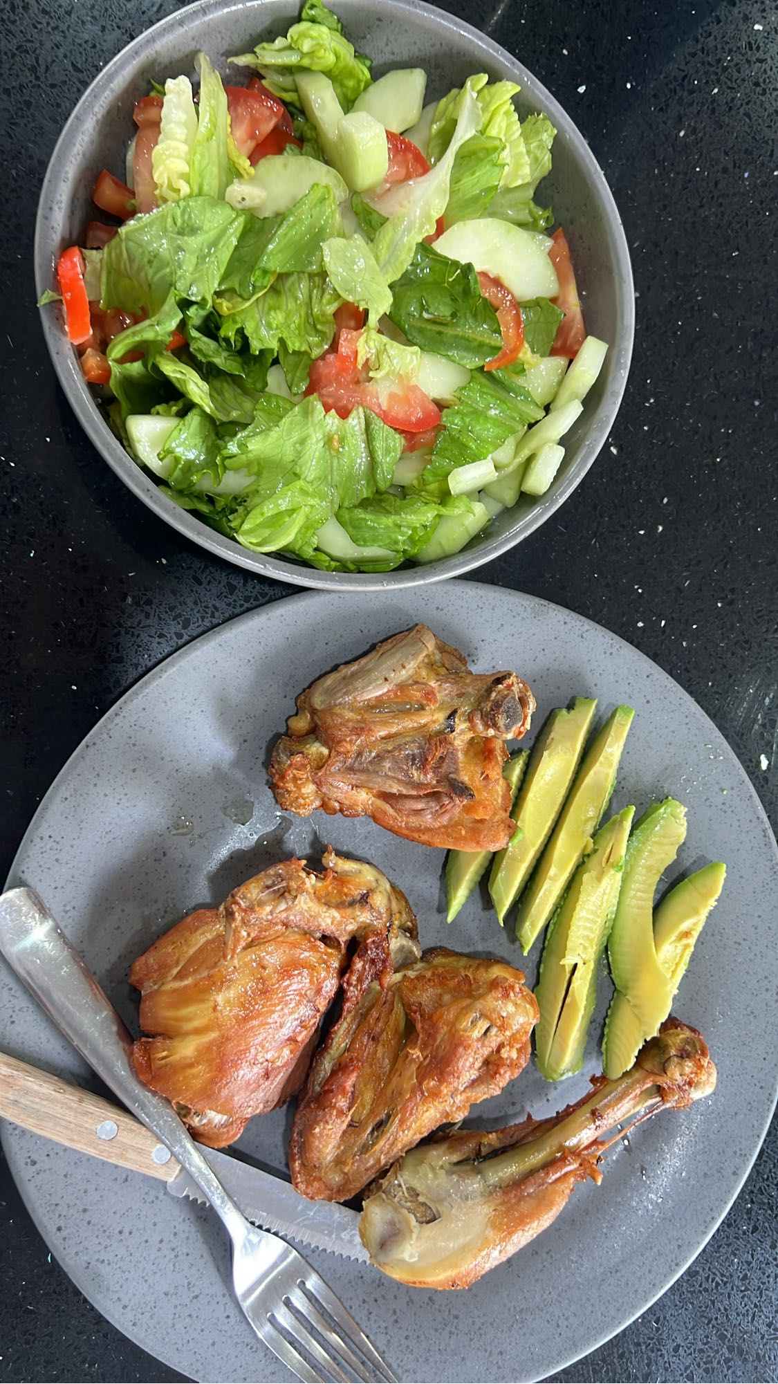 Pollo con ensalada fresca