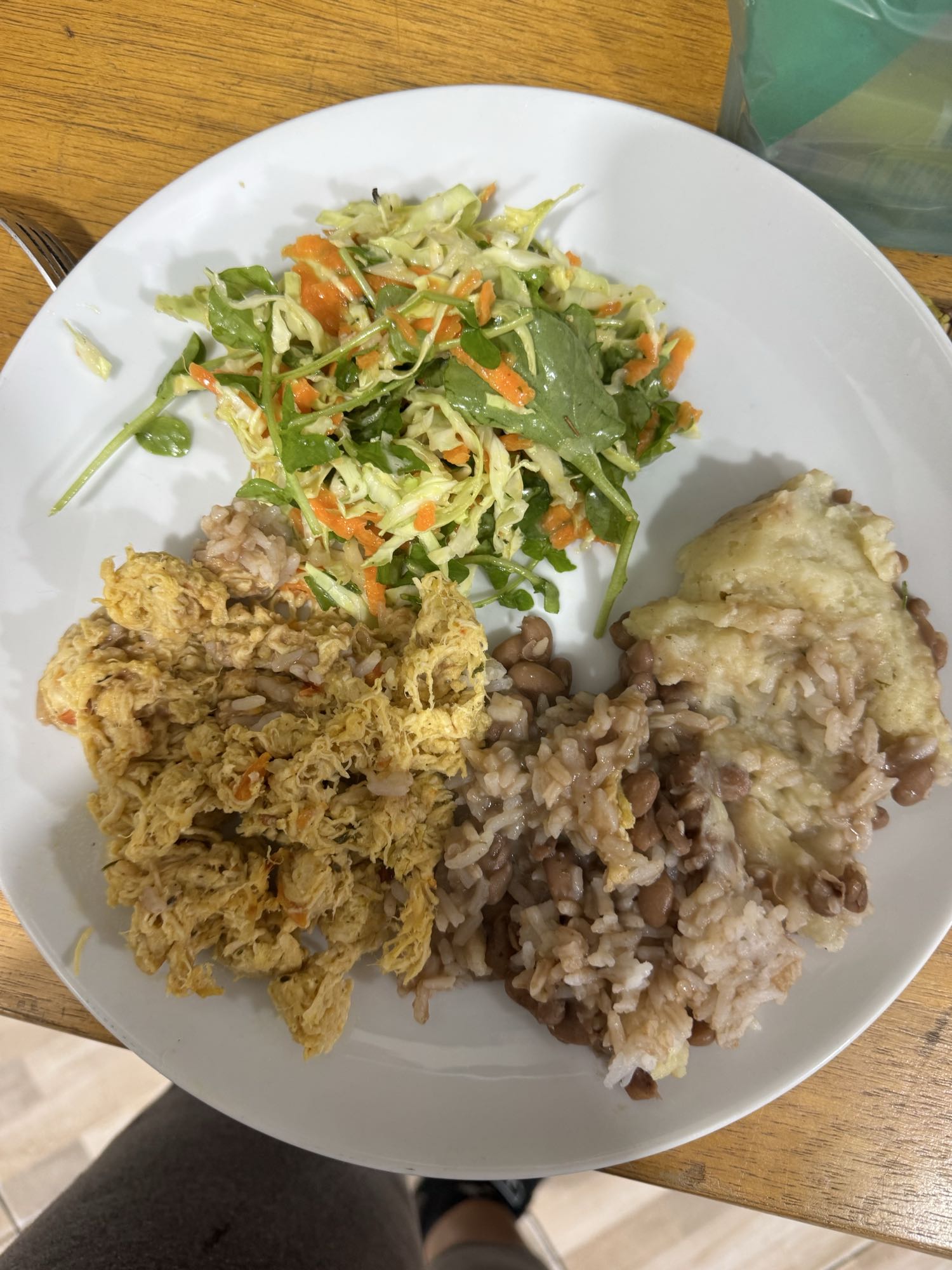 Frango com arroz e salada
