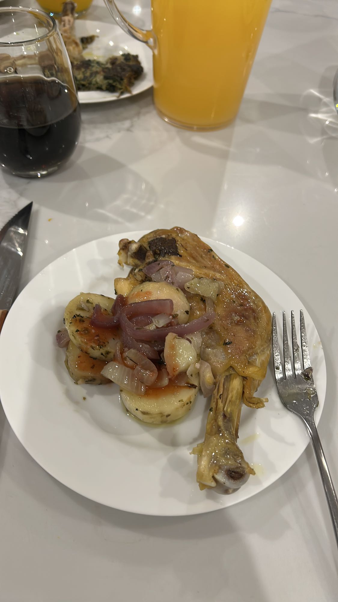 Muslo de pollo al horno con papas y cebolla