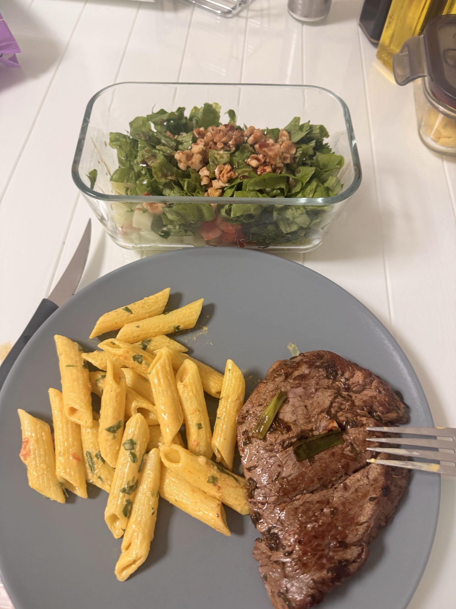 стейк с пастой и салатом