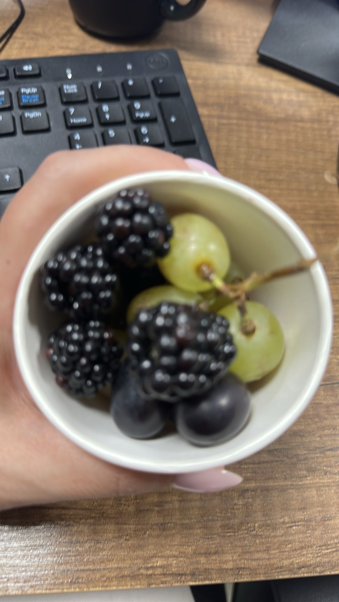 чашка с ягодами и виноградом