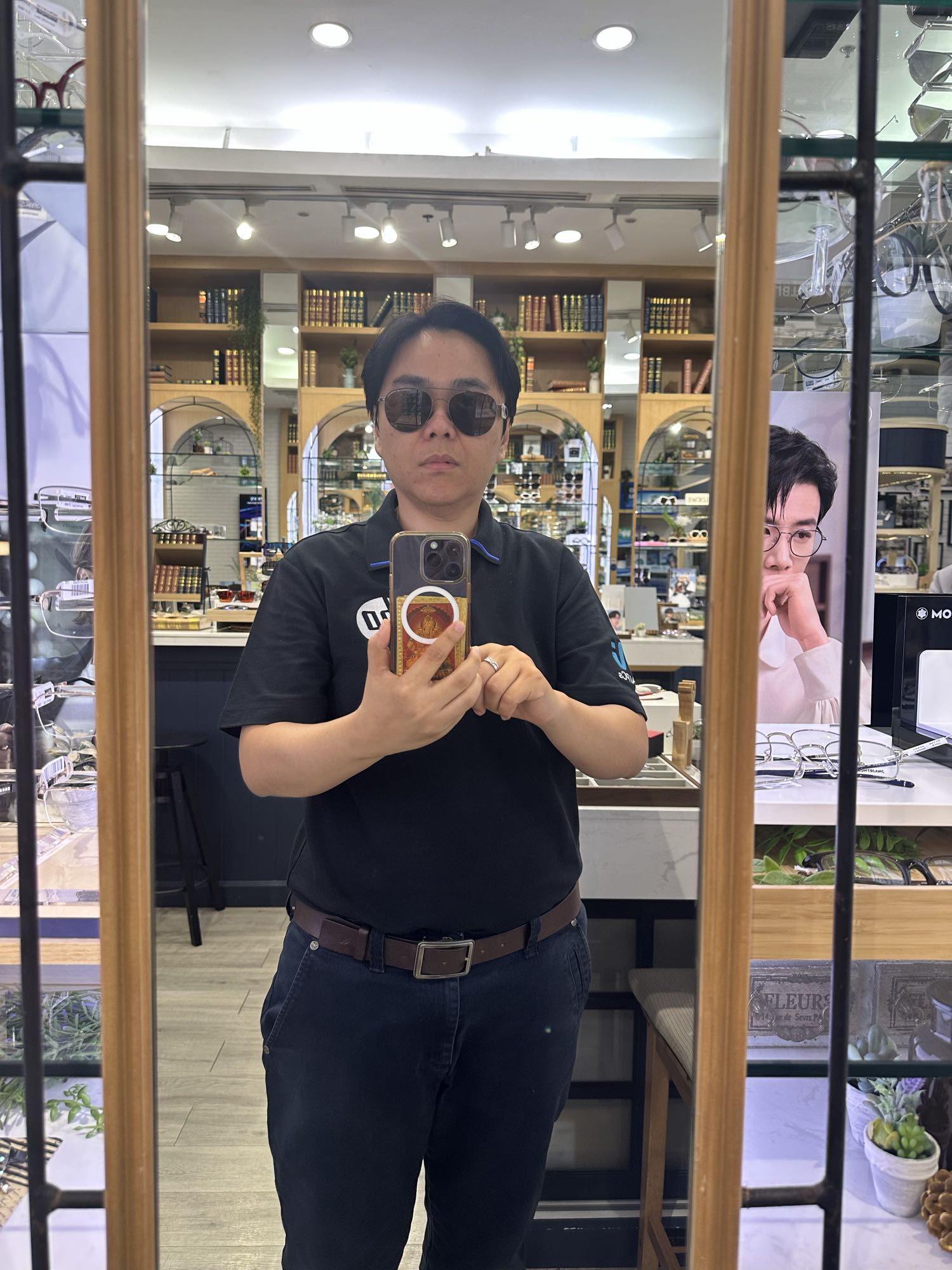 No food is visible in the image, so nutritional values are set to 0 as required.