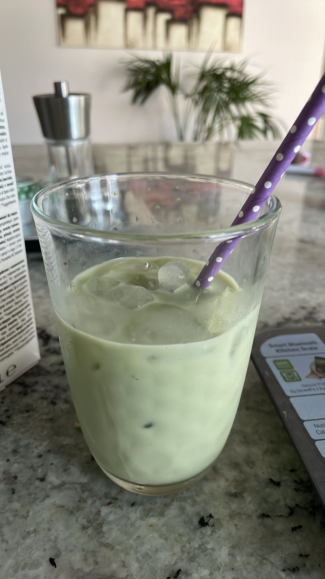 Zimna matcha latte