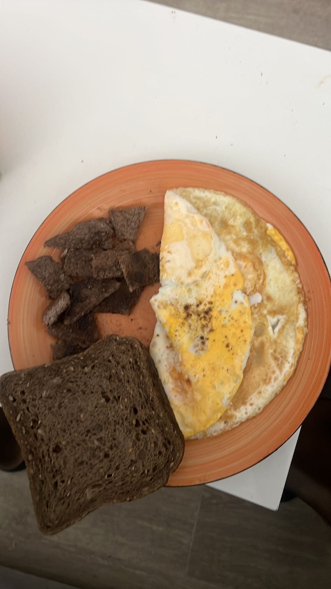 Omelette, pain noir, boeuf