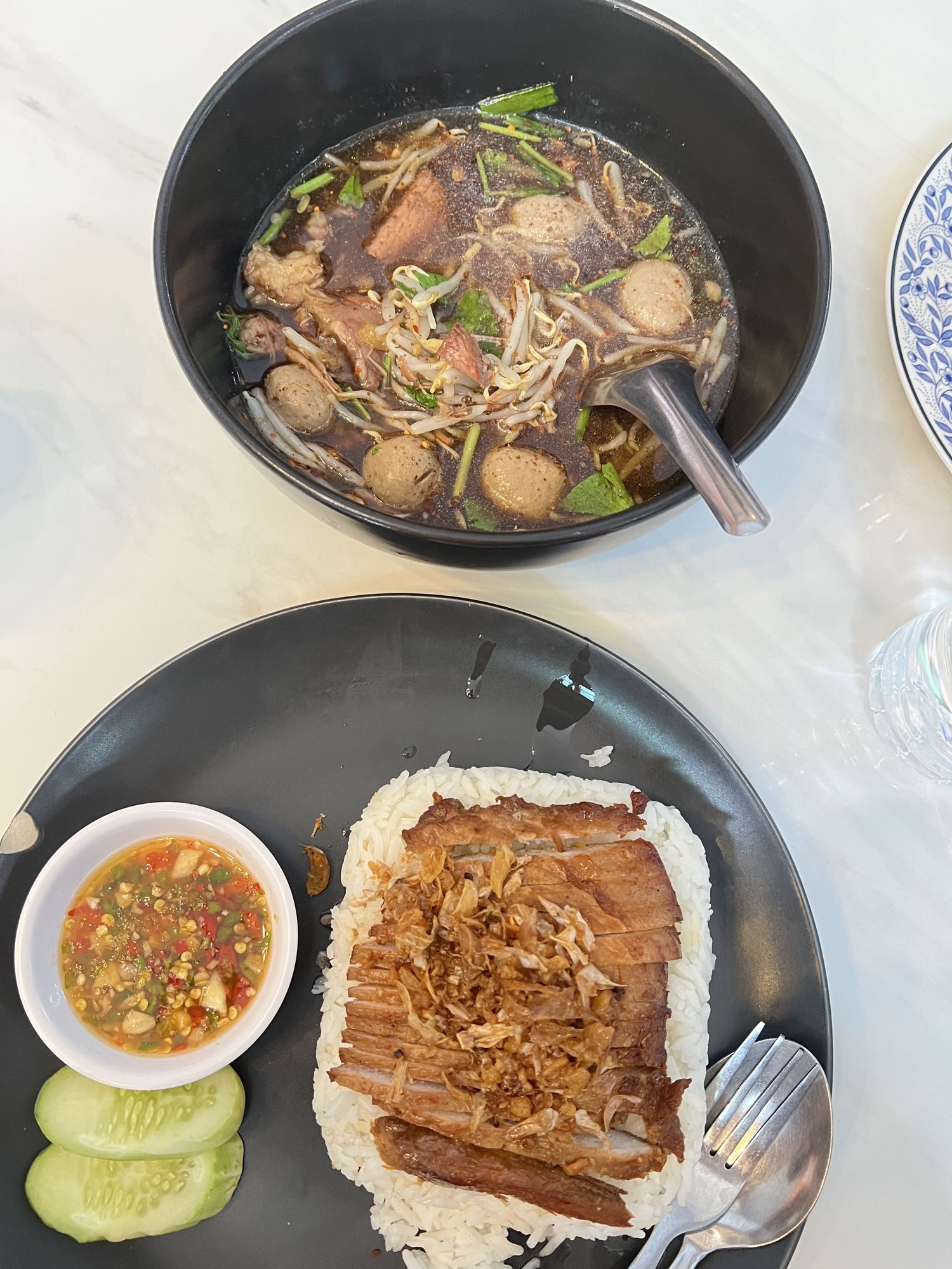 ข้าวหมูกรอบกับก๋วยเตี๋ยวเนื้อ