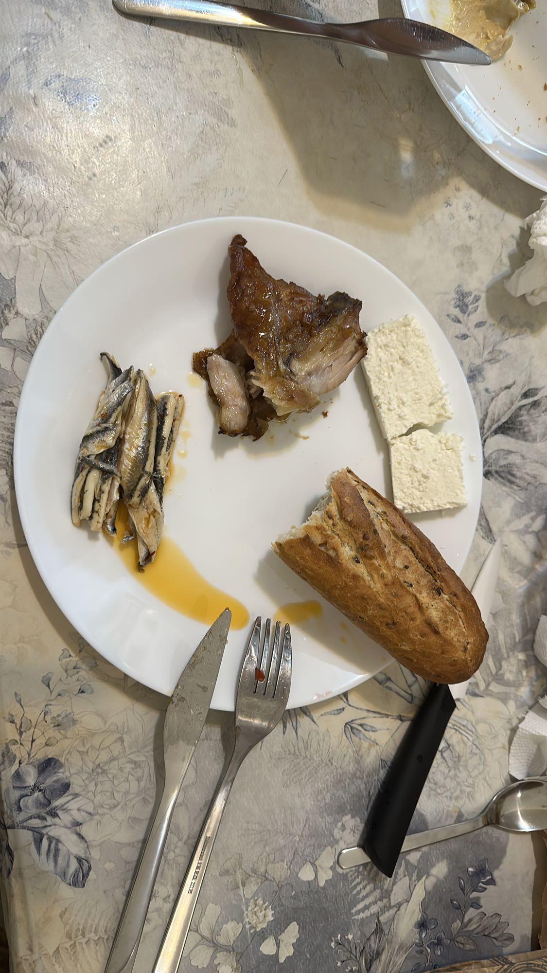 Grilled meat with bread