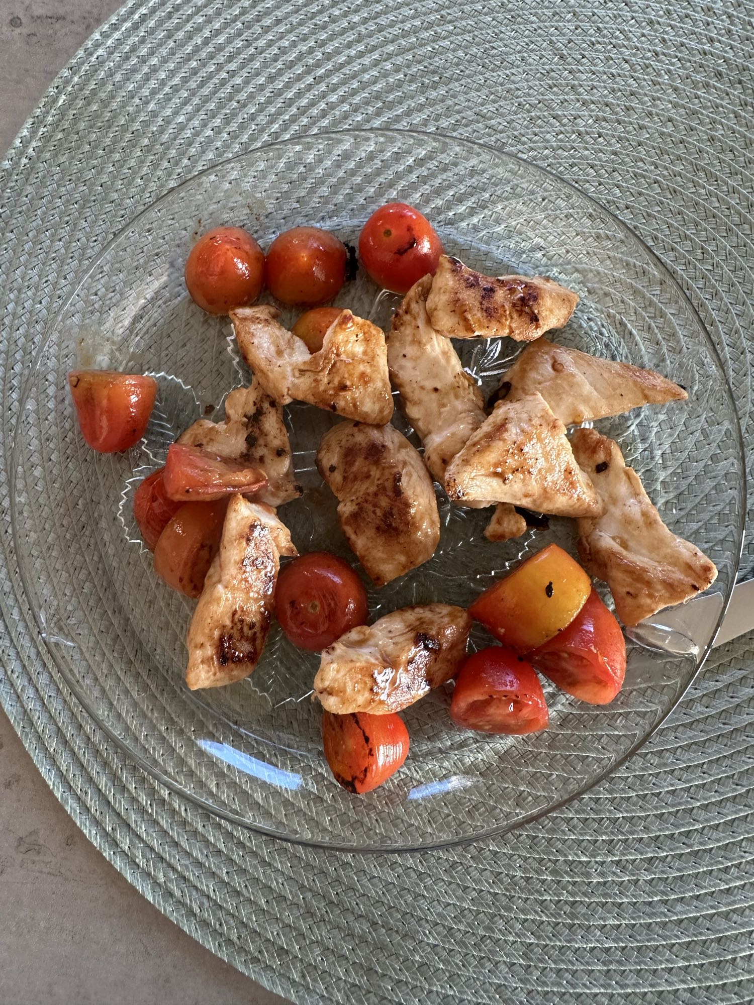 Pollo con tomates asados