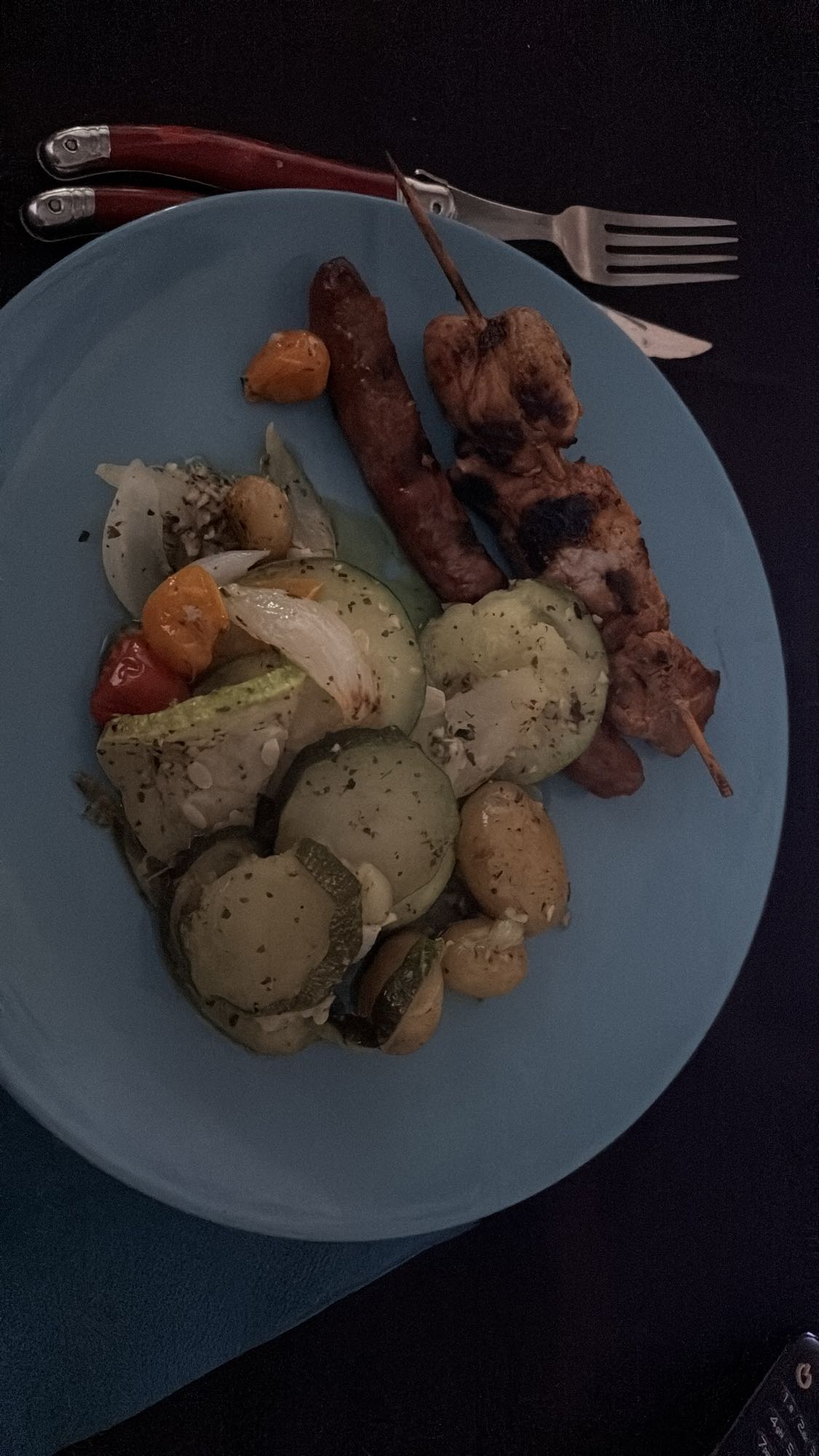 Brochette, saucisse et légumes