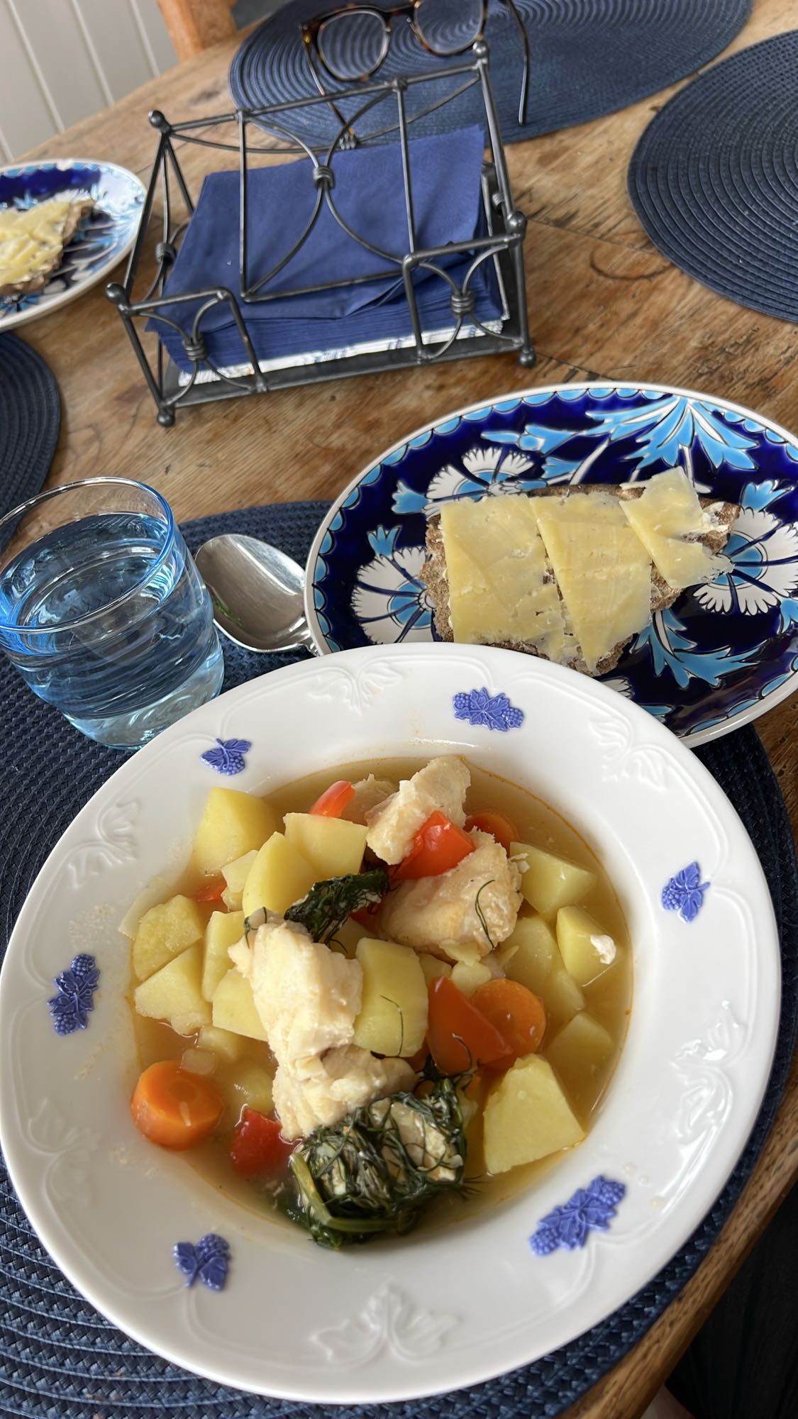 Fiskgryta med bröd och ost