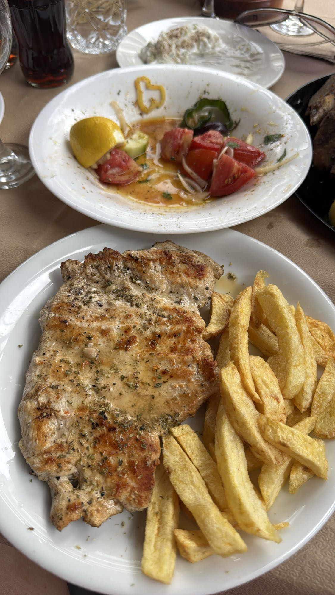 Grillteller mit Pommes