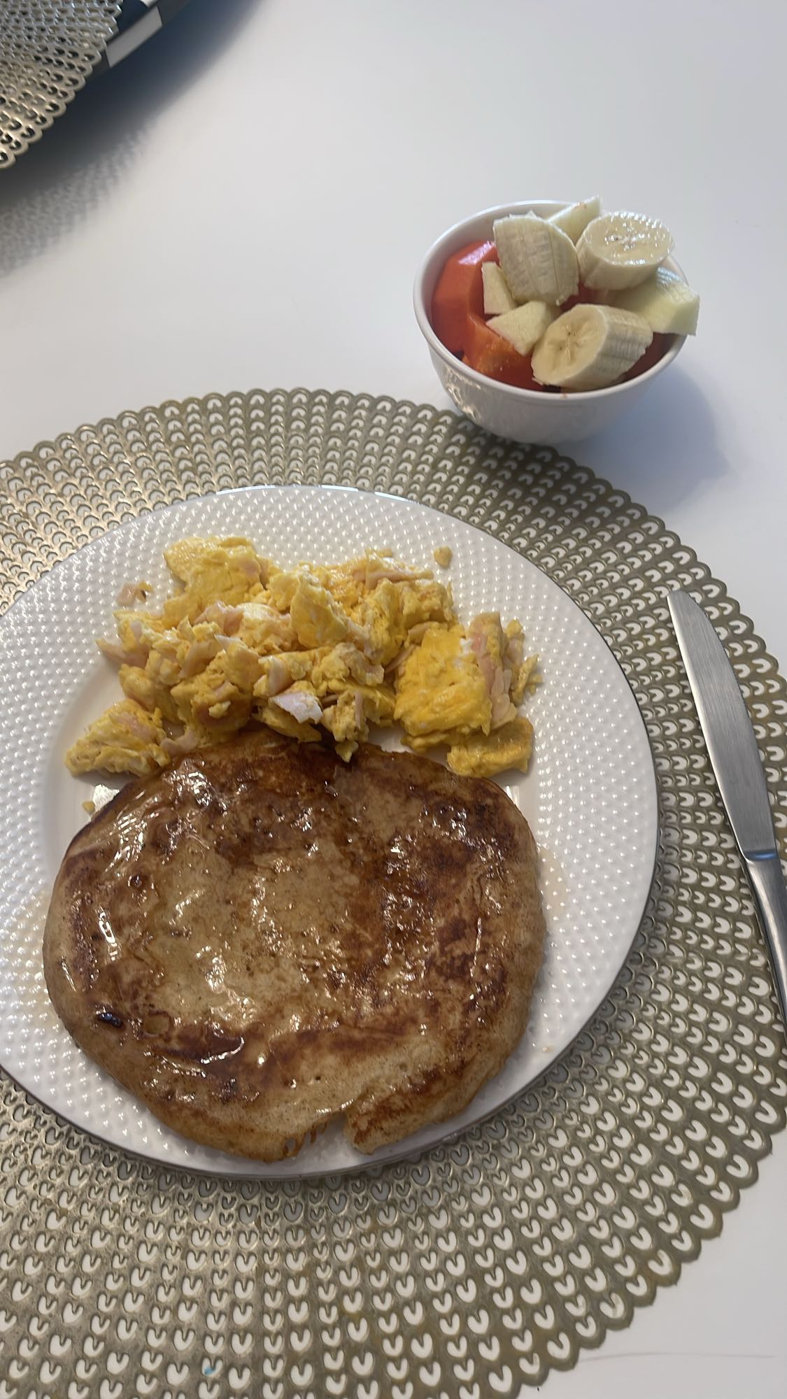 Desayuno con hotcake y fruta