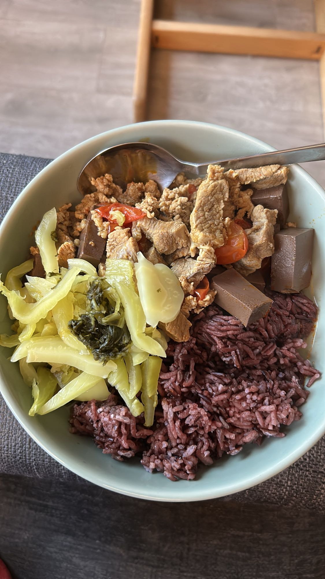 Svinerett med svart ris