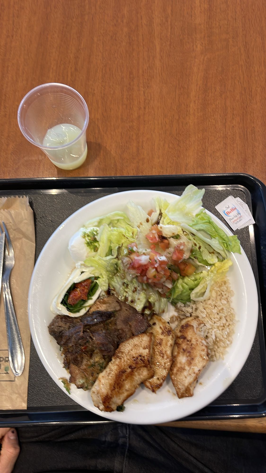 Prato com frango e salada