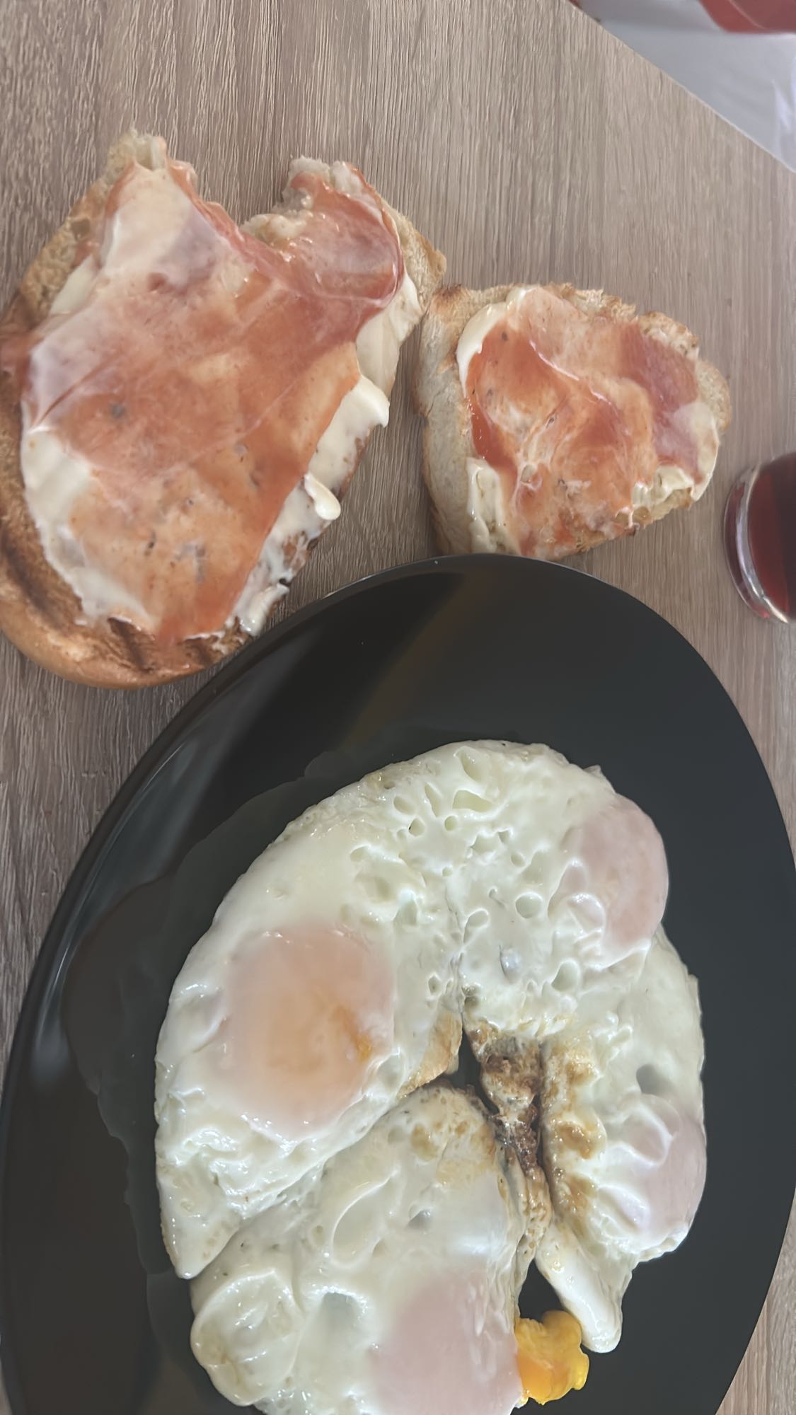 Jajka sadzone z tostami