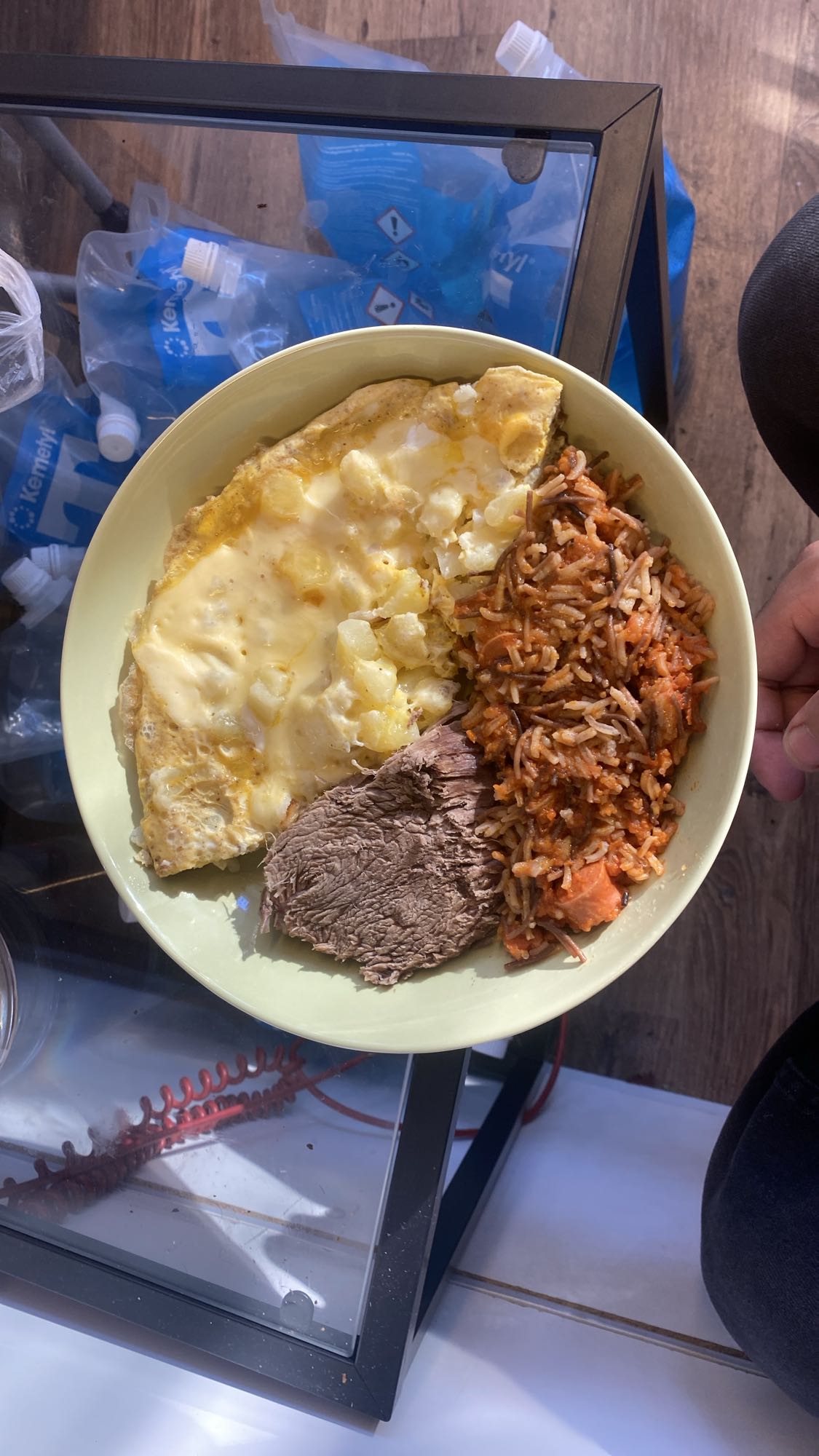 Omelett, ris och nötkött