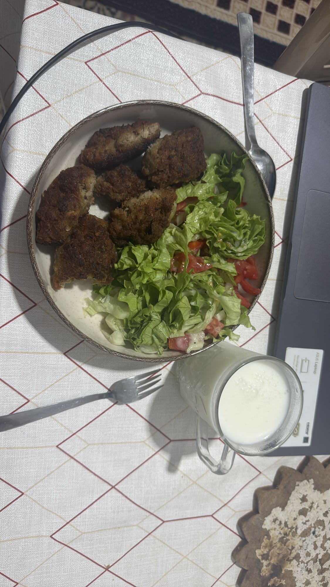 Köfte, salata ve ayran