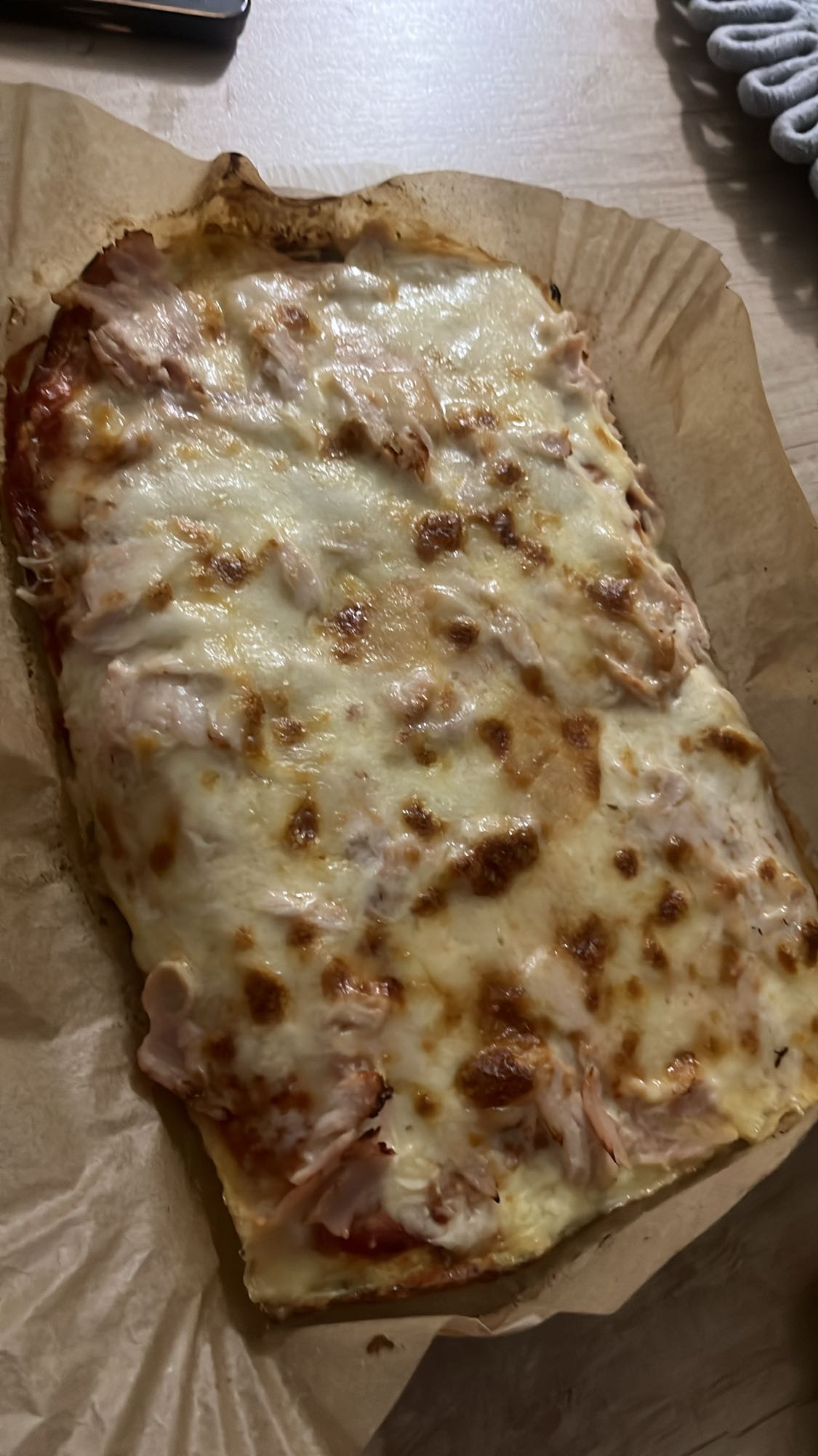 Pizza cu șuncă și cașcaval