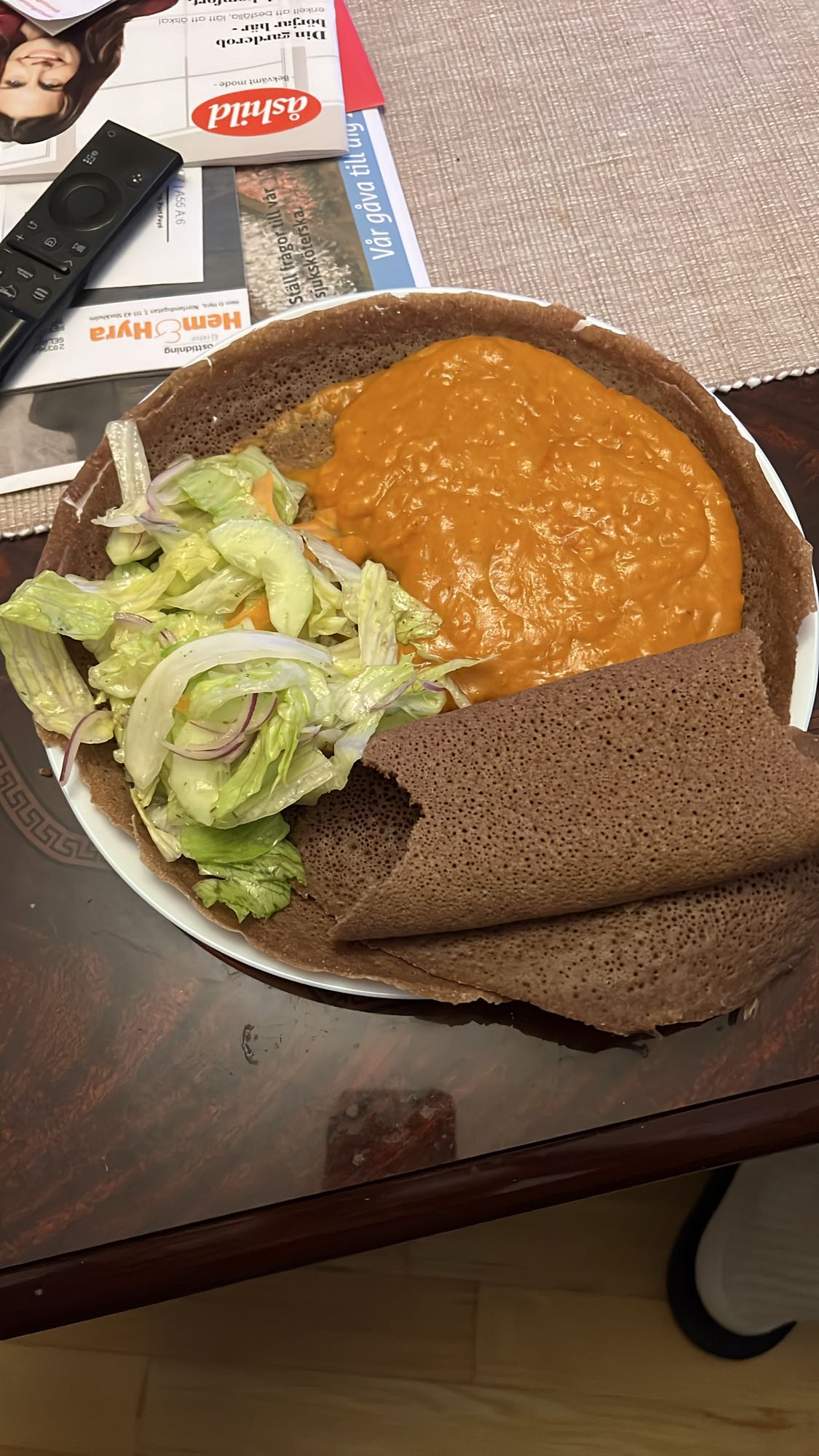 Injera med linsgryta och sallad