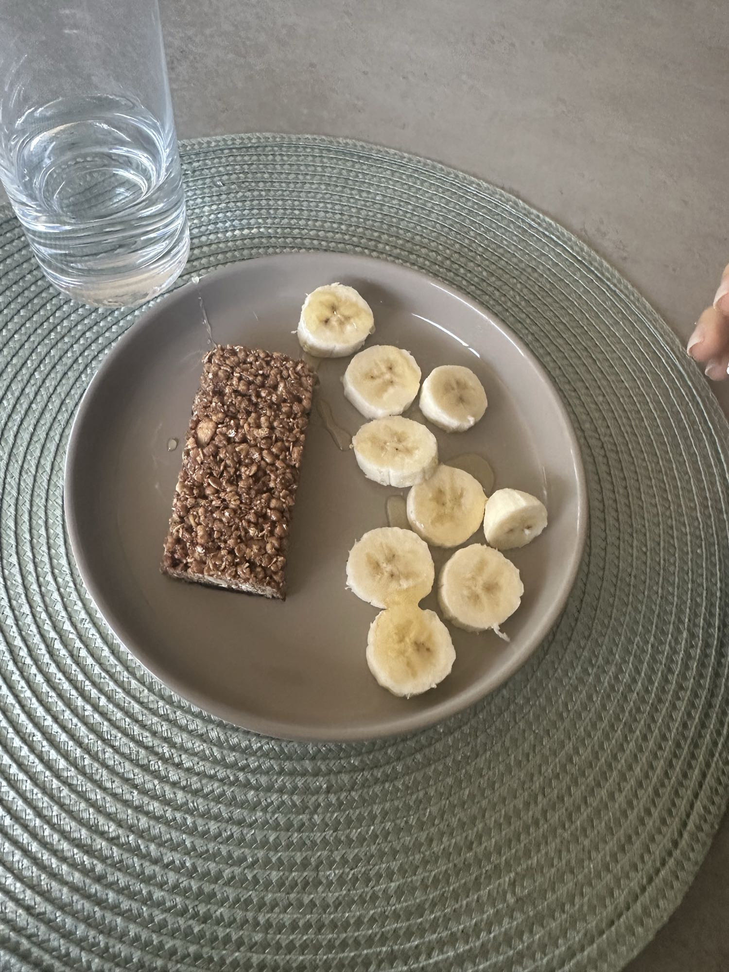 Barra de cereal y plátano