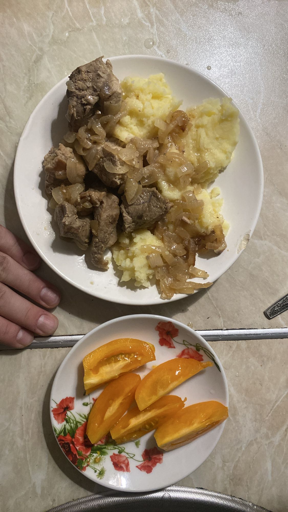 Картофельное пюре с мясом и помидором