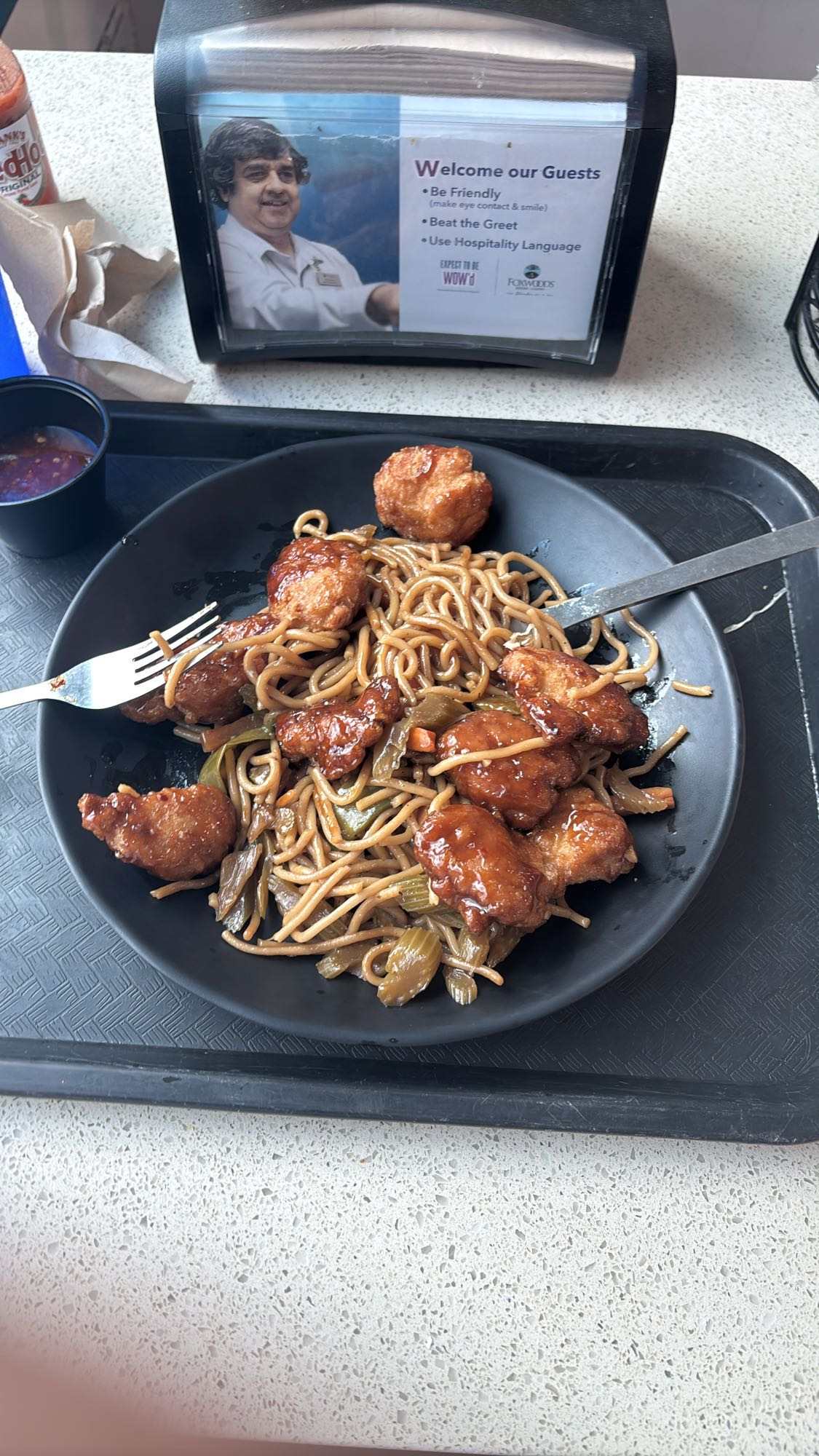 fideos con pollo frito