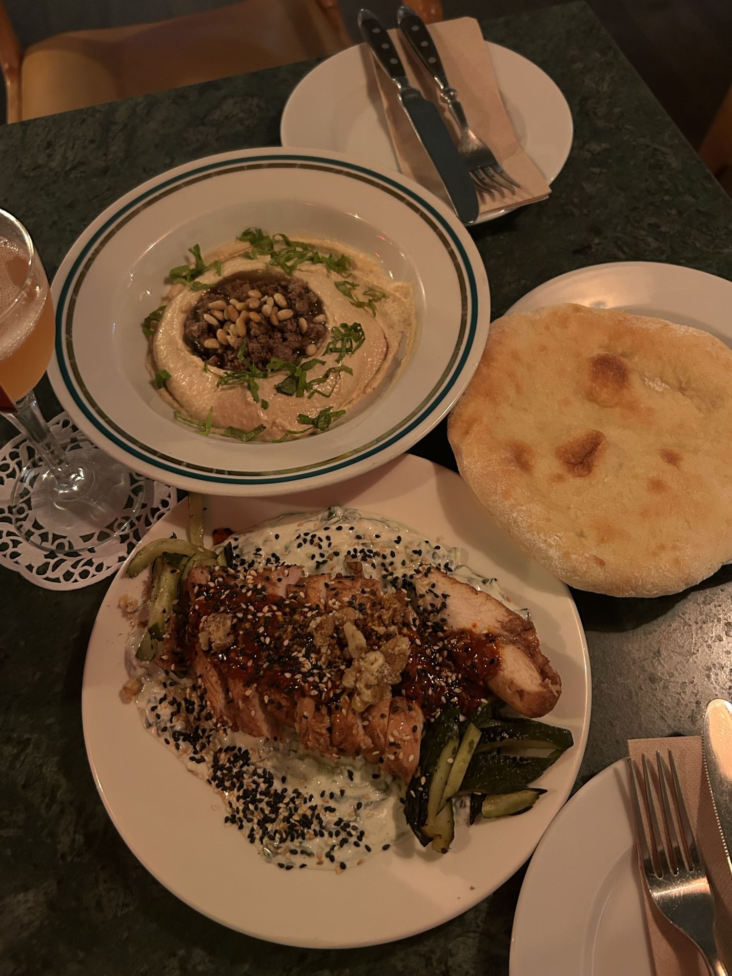 Хумус с курицей и лепешкой