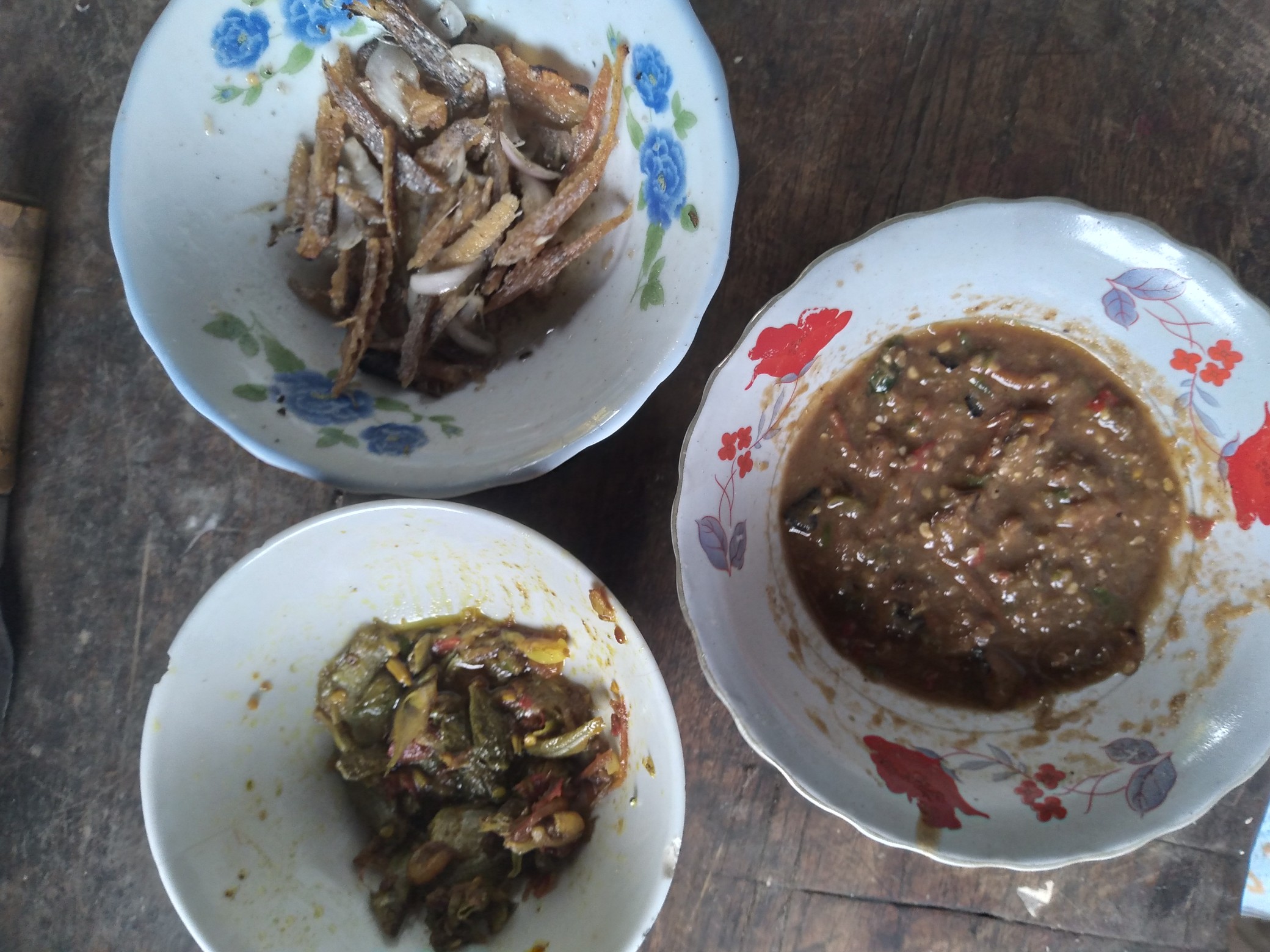 Fried fish, sambal, veggies