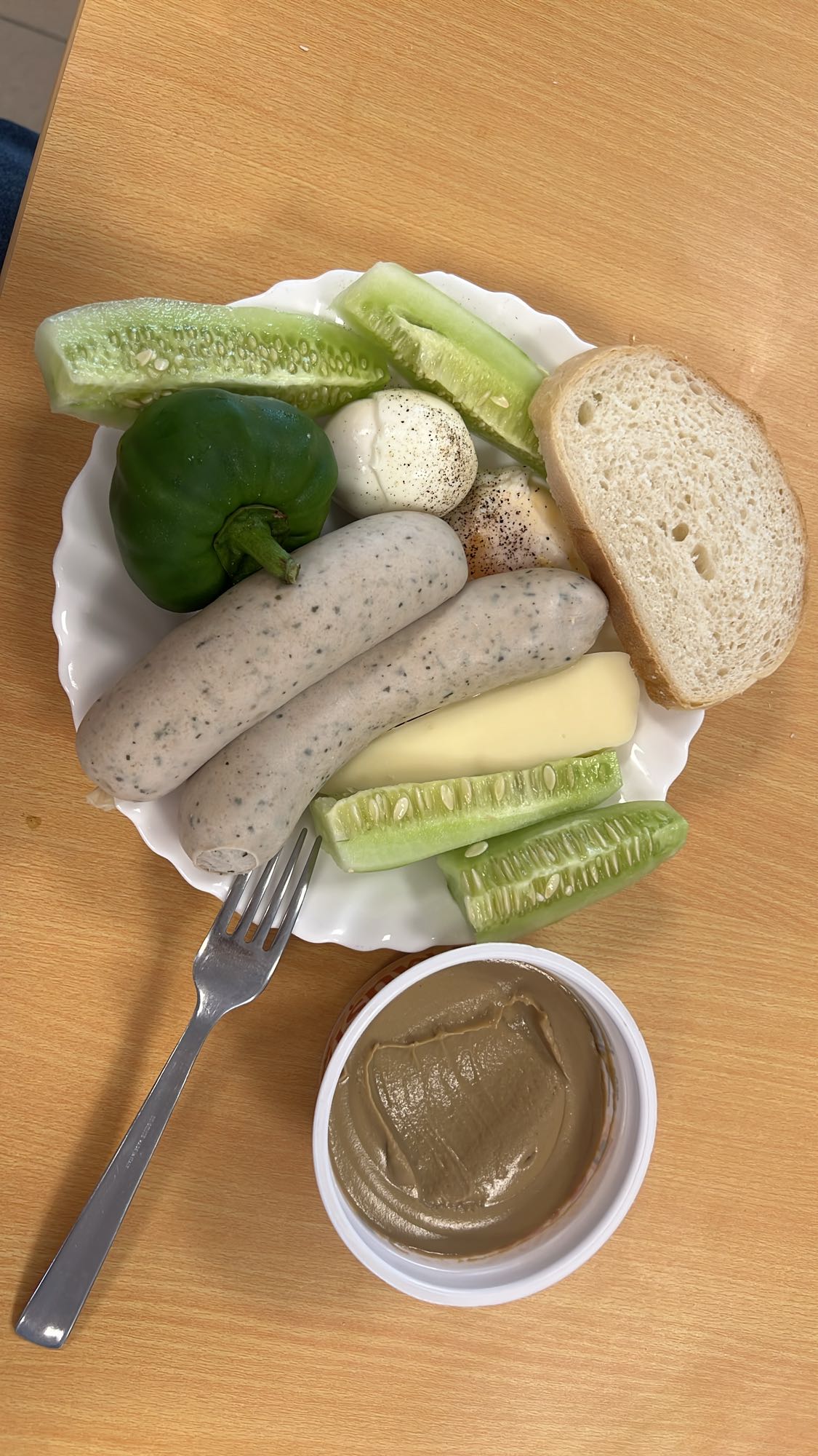 Mic dejun cu cârnați