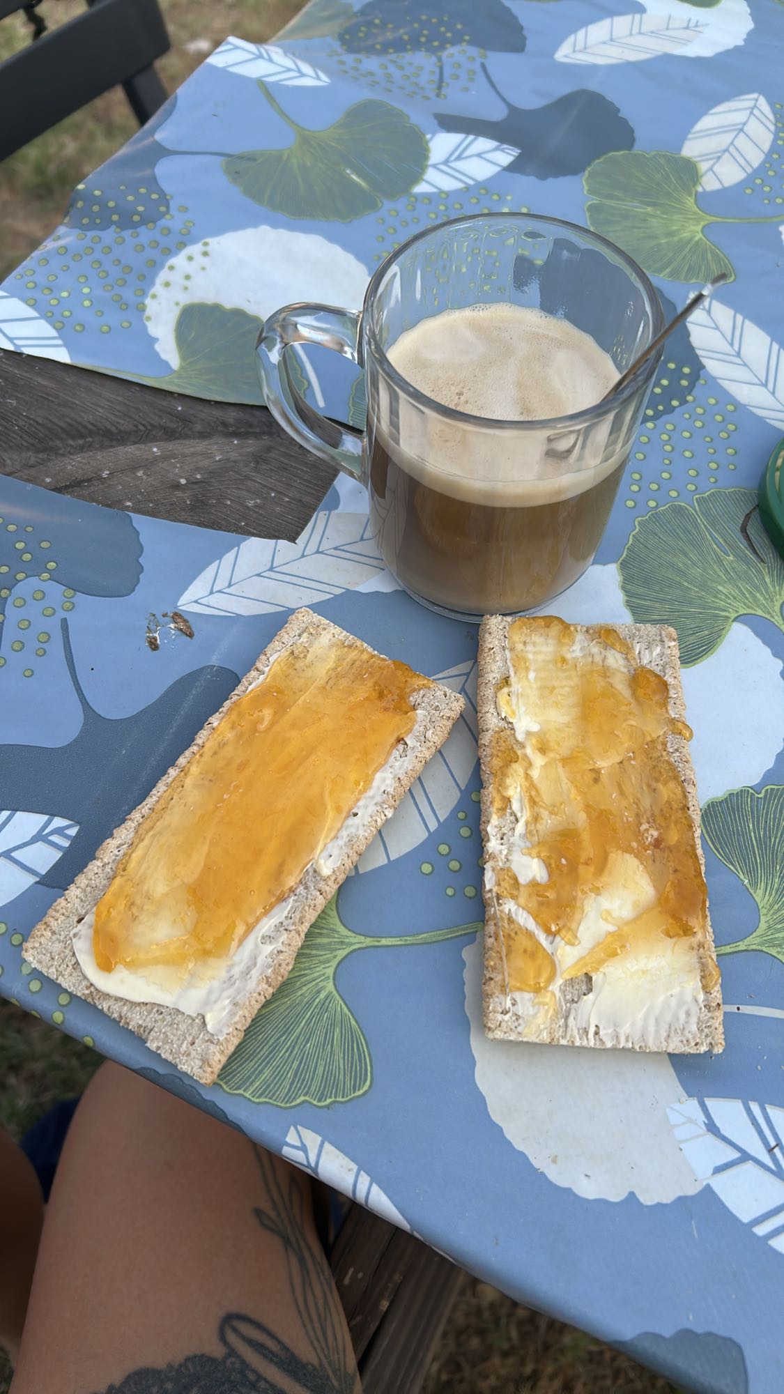 Tartines craquantes et café