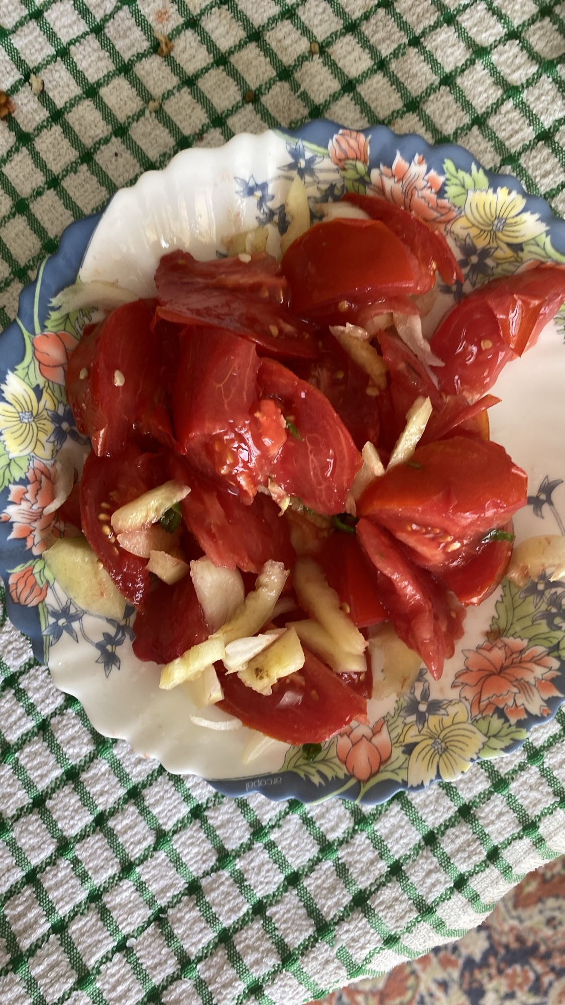 Salată de roșii și ceapă