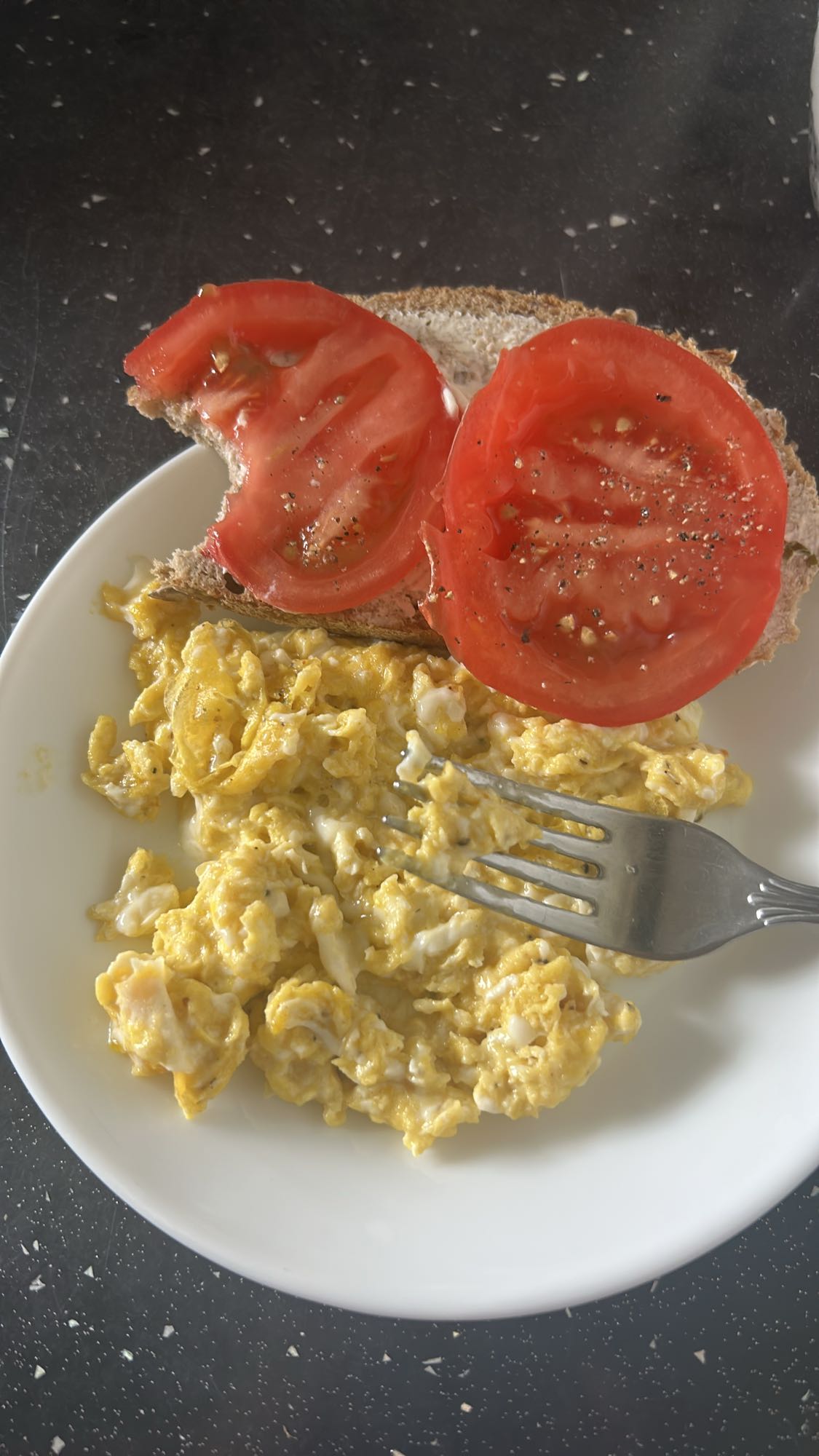 Jajecznica z chlebem i pomidorem