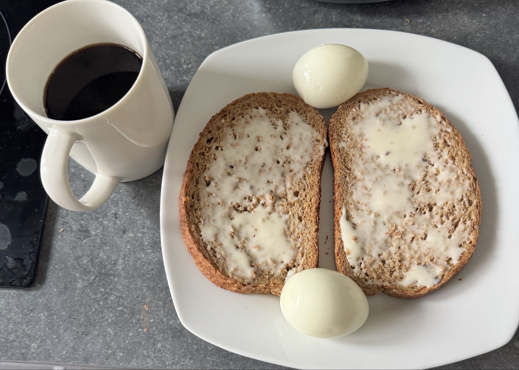 Ontbijt met eieren en toast
