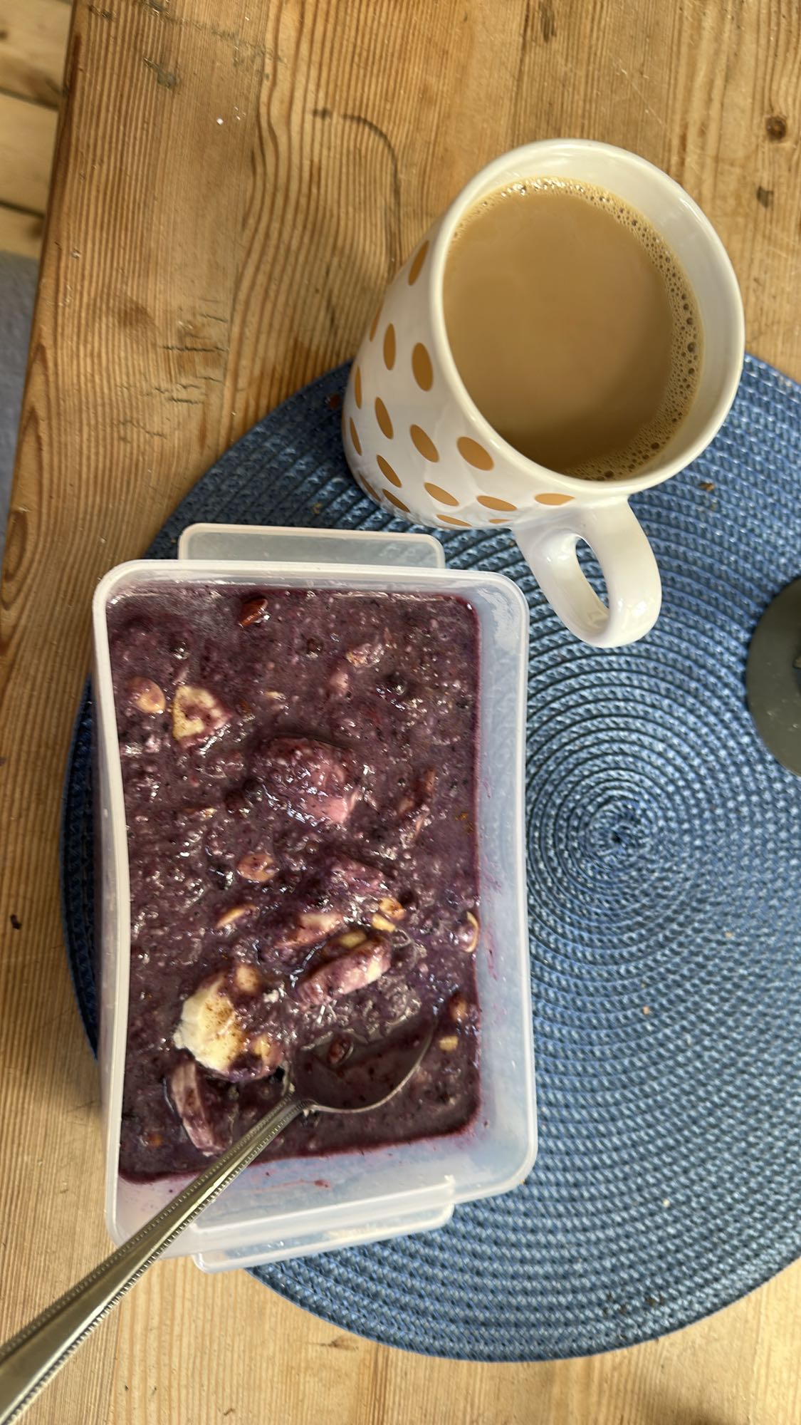 Blåbärsgröt med kaffe